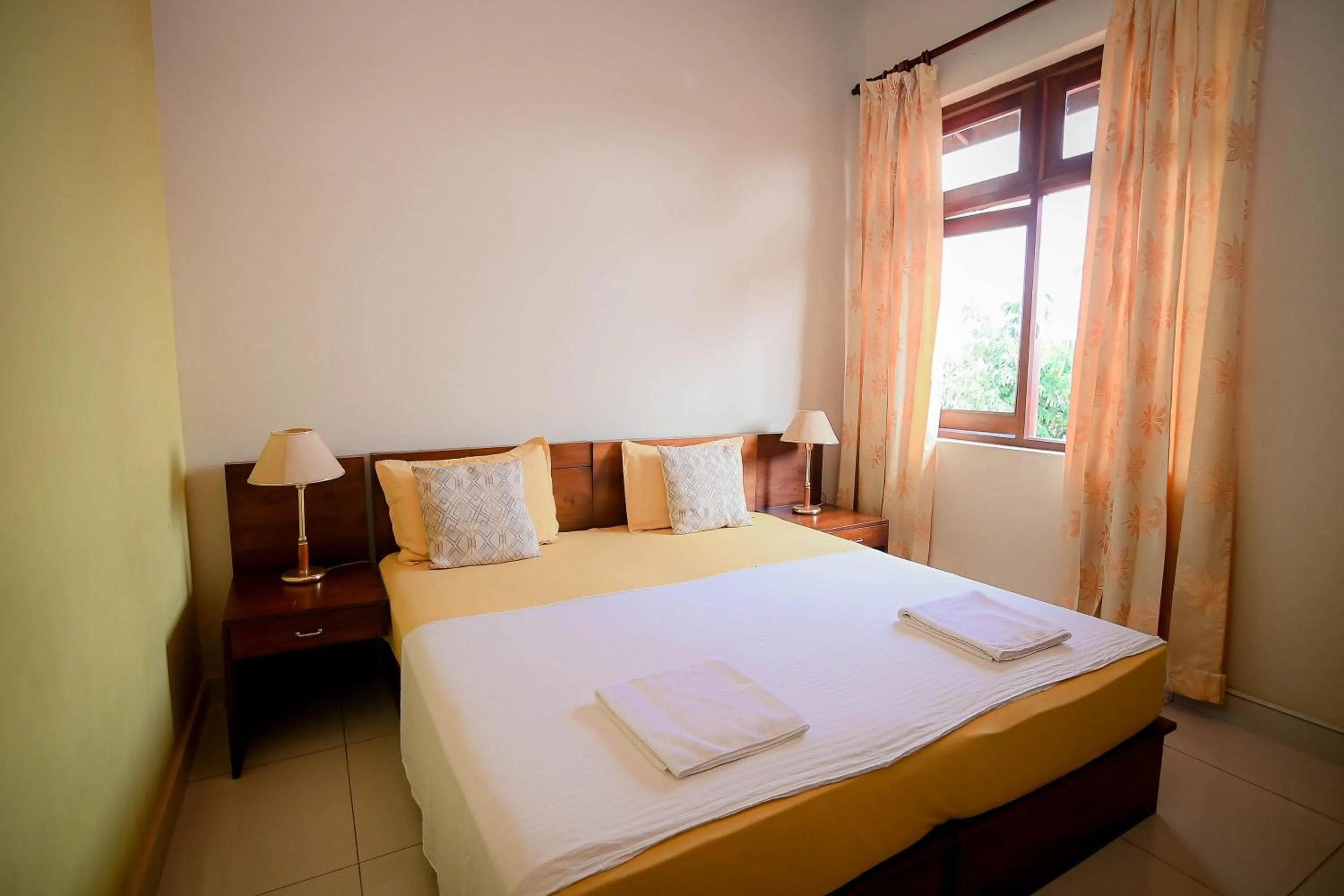 Bed in Airport Villa