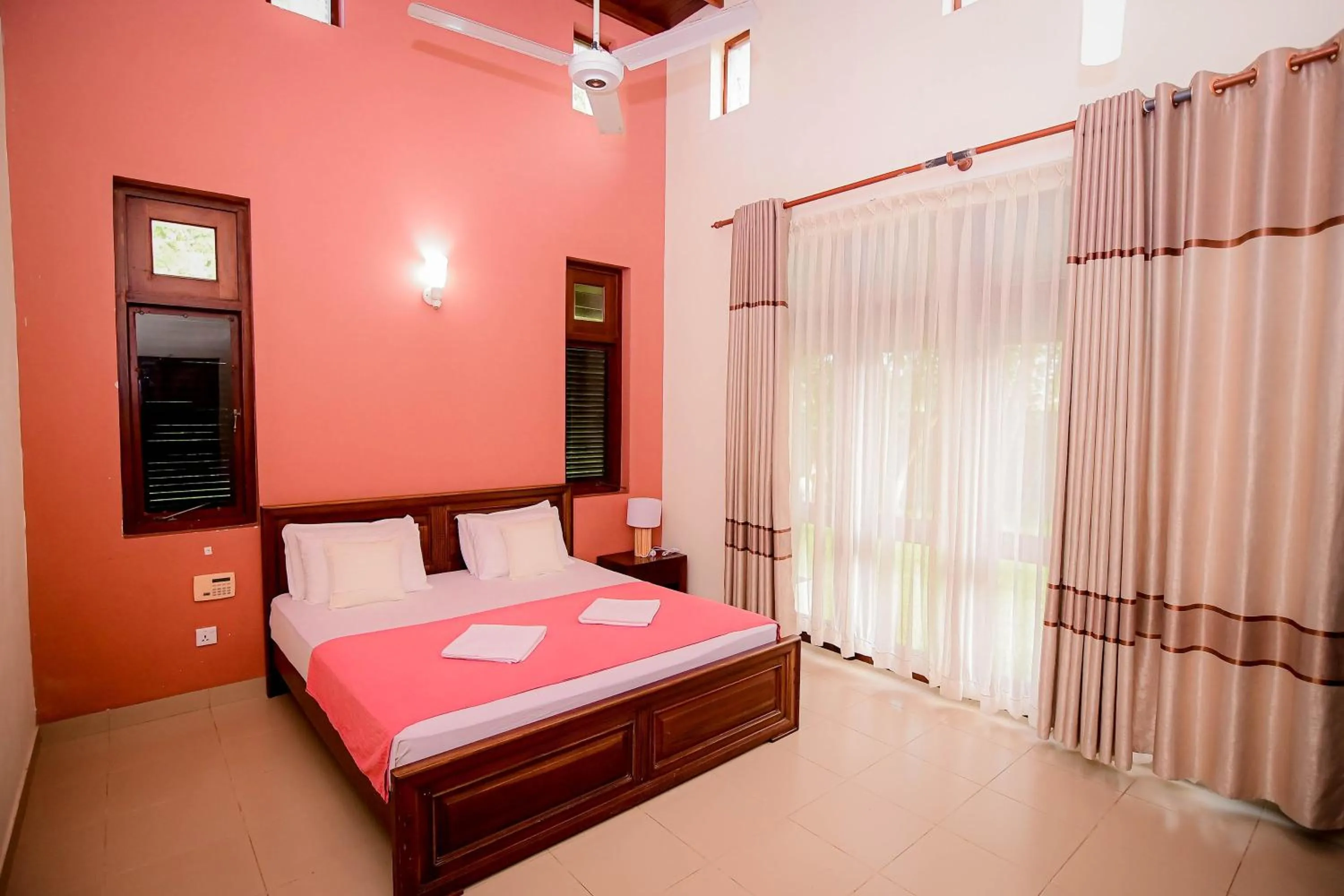 Bedroom, Bed in Airport Villa