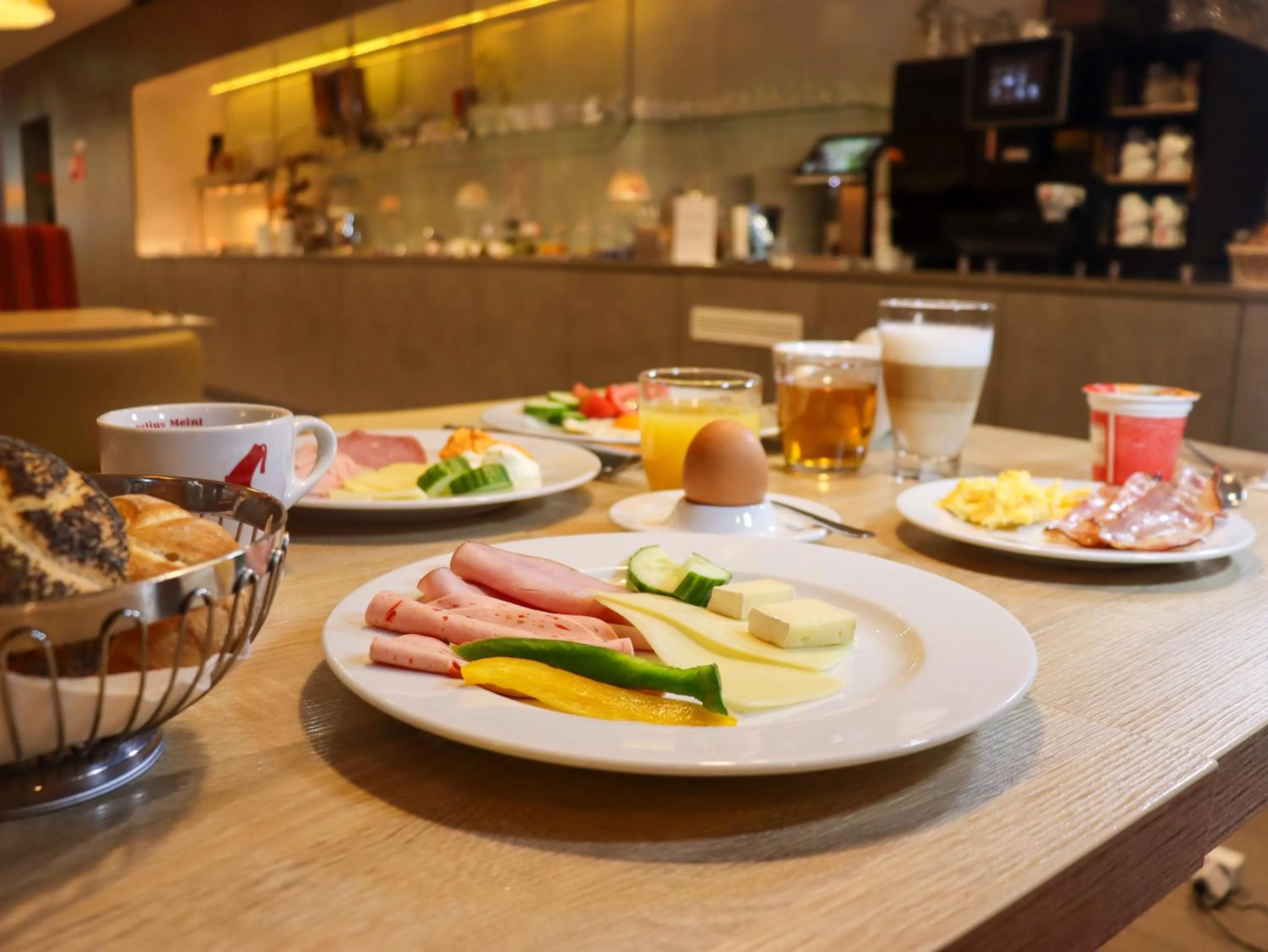 Breakfast in Simm's Hotel - cityhotel next to Metro U3