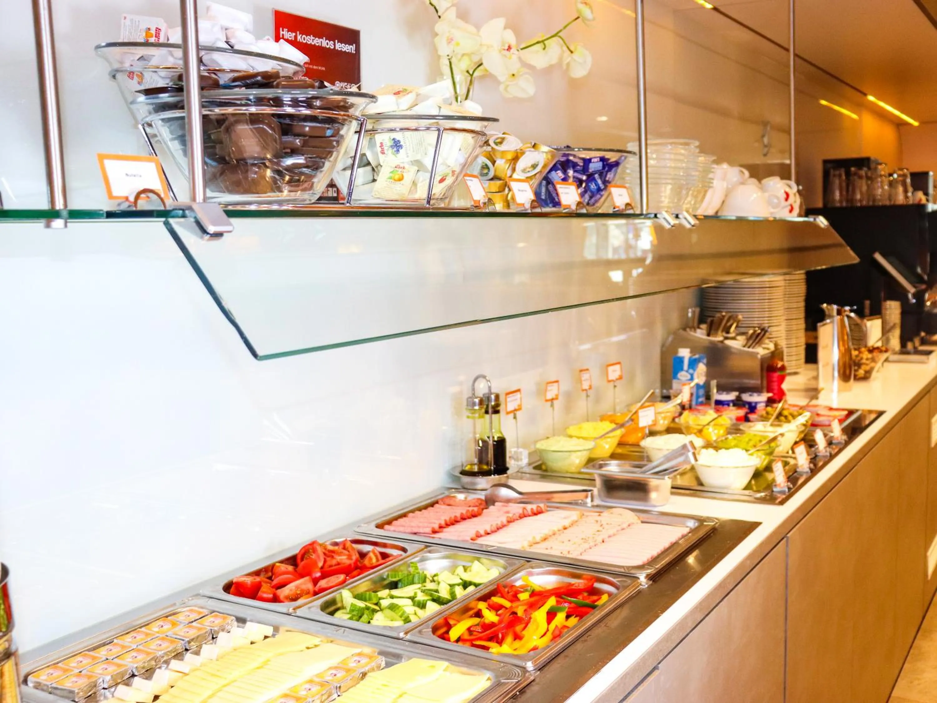 Breakfast in Simm's Hotel - cityhotel next to Metro U3