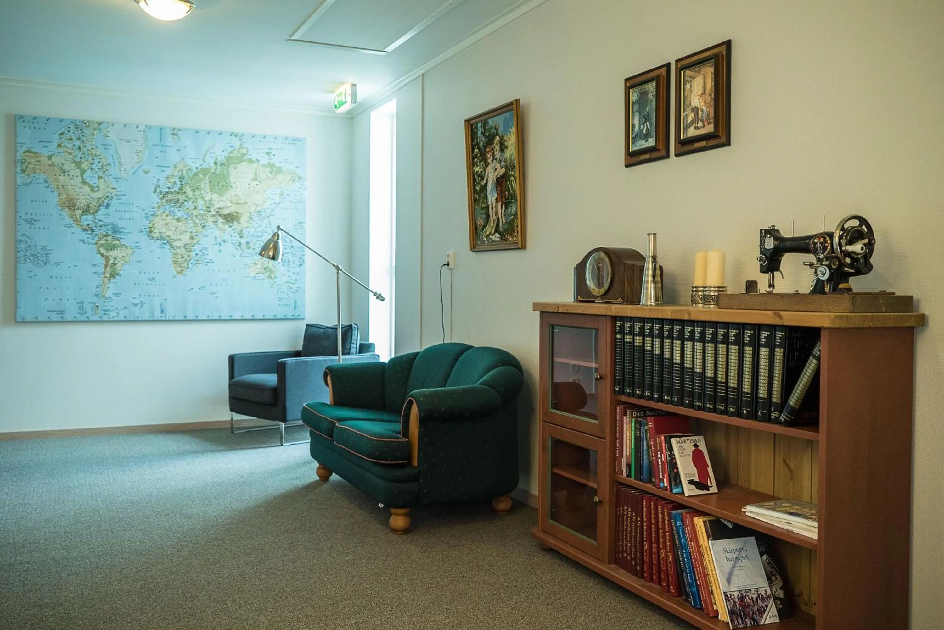 Library in Almaas Hotell Stord AS