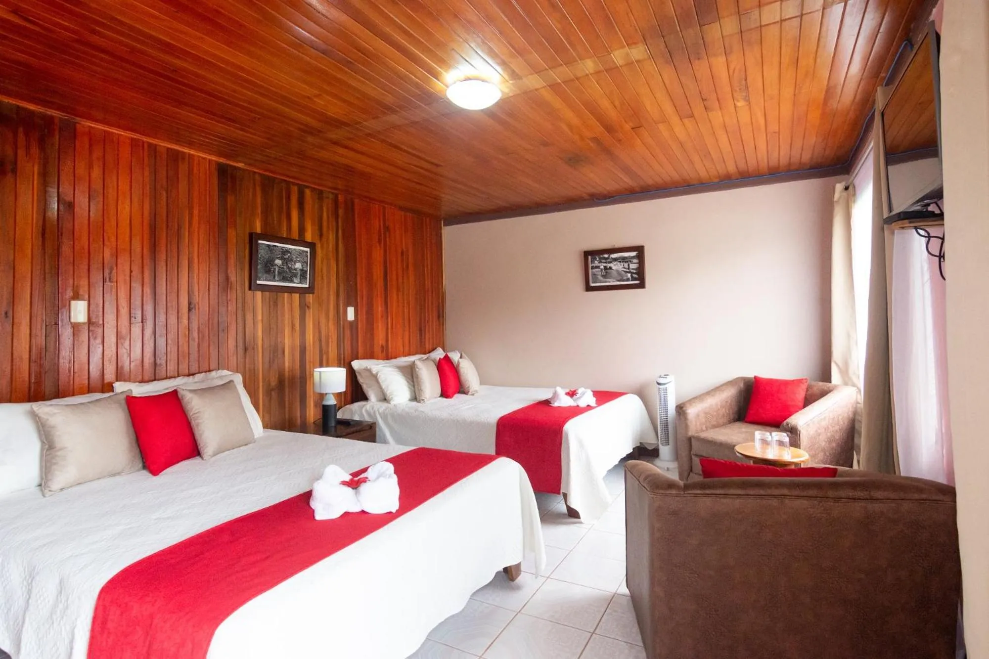Deluxe Quadruple Room in Nafre House B&B Monteverde