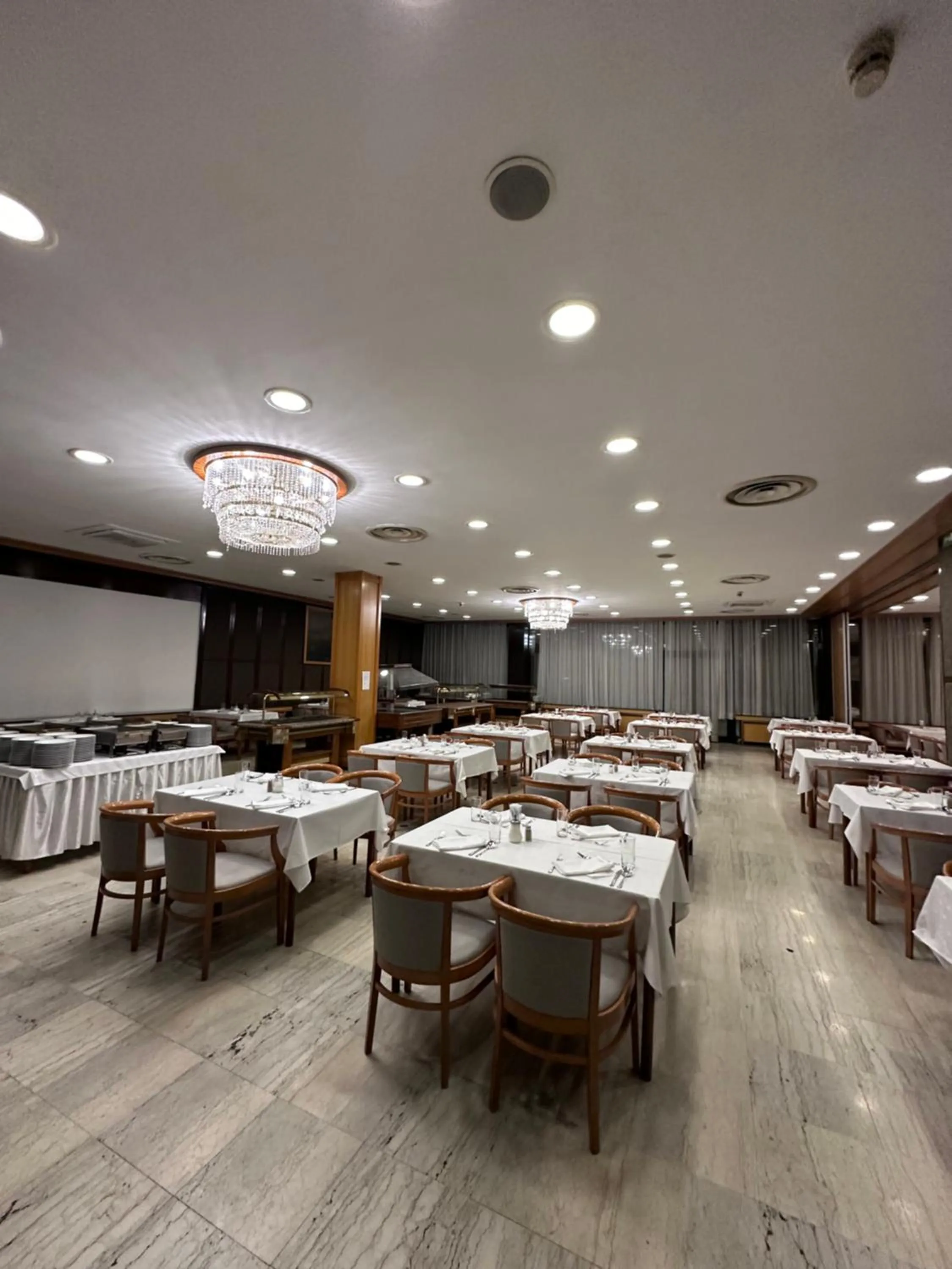 Restaurant/places to eat in Hotel Holiday