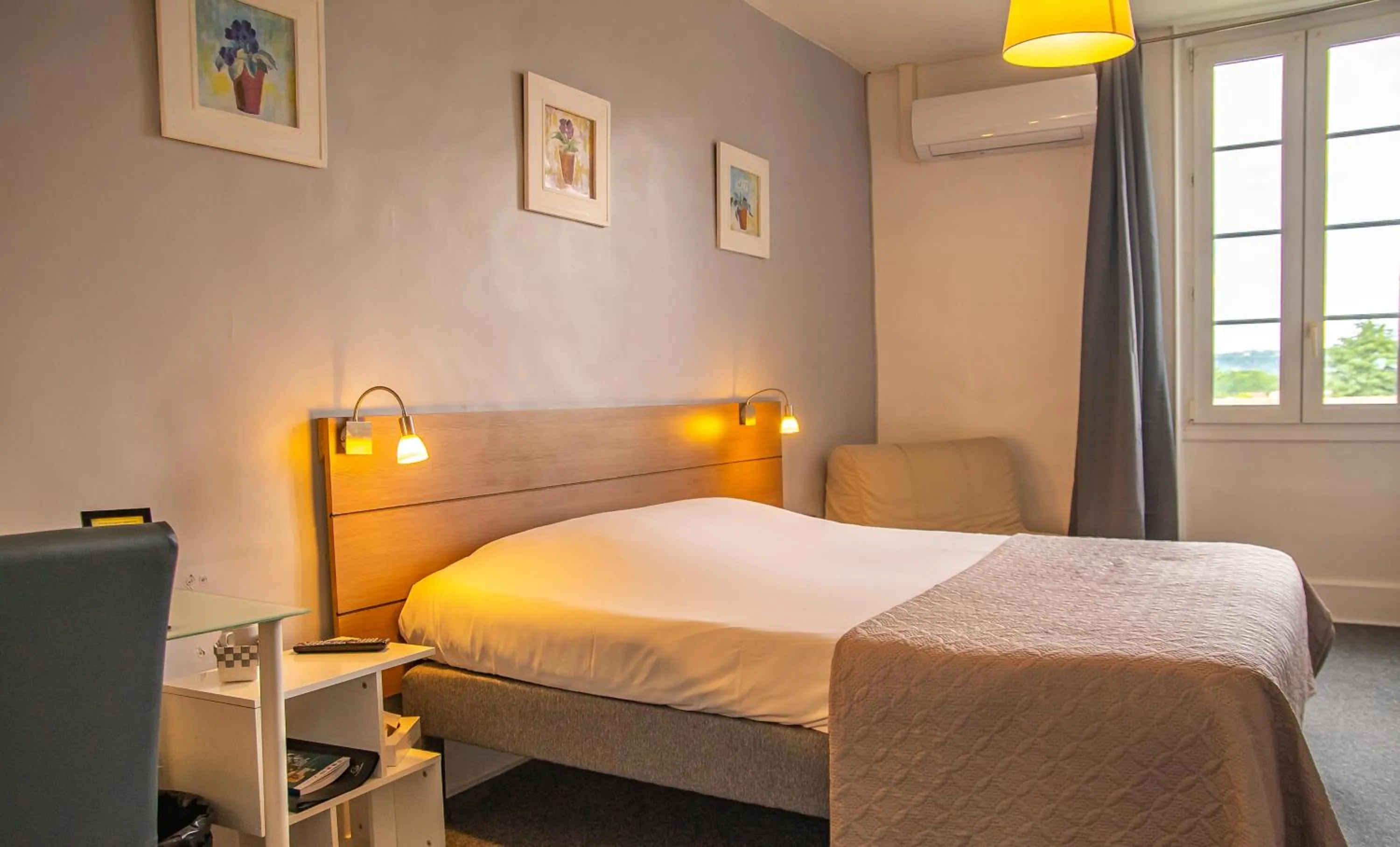 Bed in Logis Hotels - Au Colombier du Touron