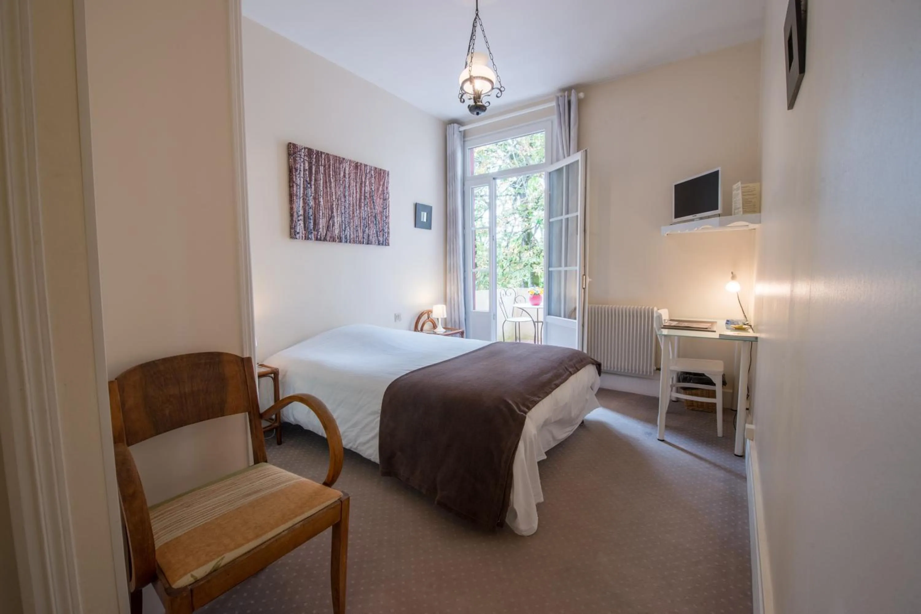 Garden view, Bed in Logis Hotels - Au Colombier du Touron