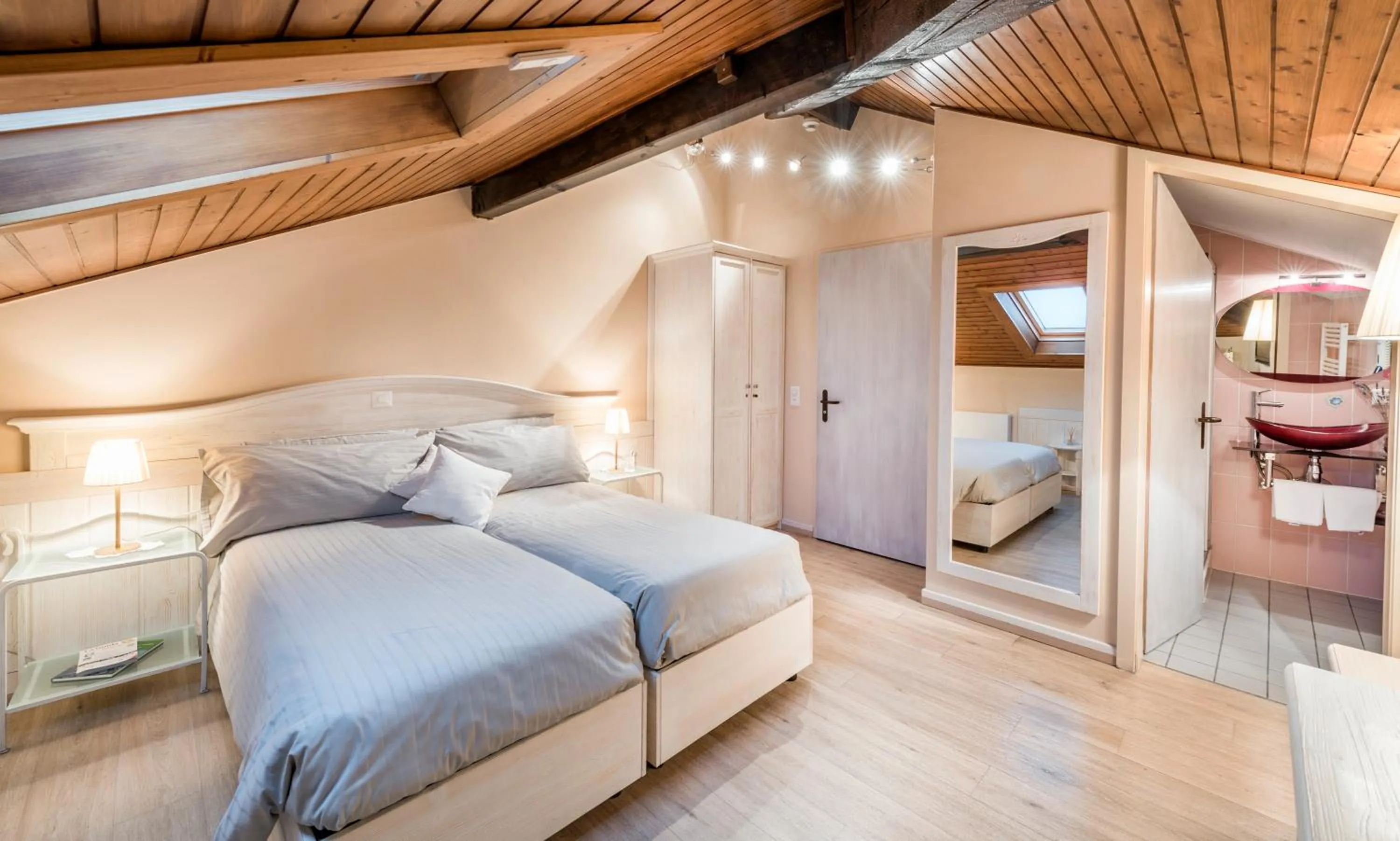Bathroom, Bed in Albergo Ristorante La Palma