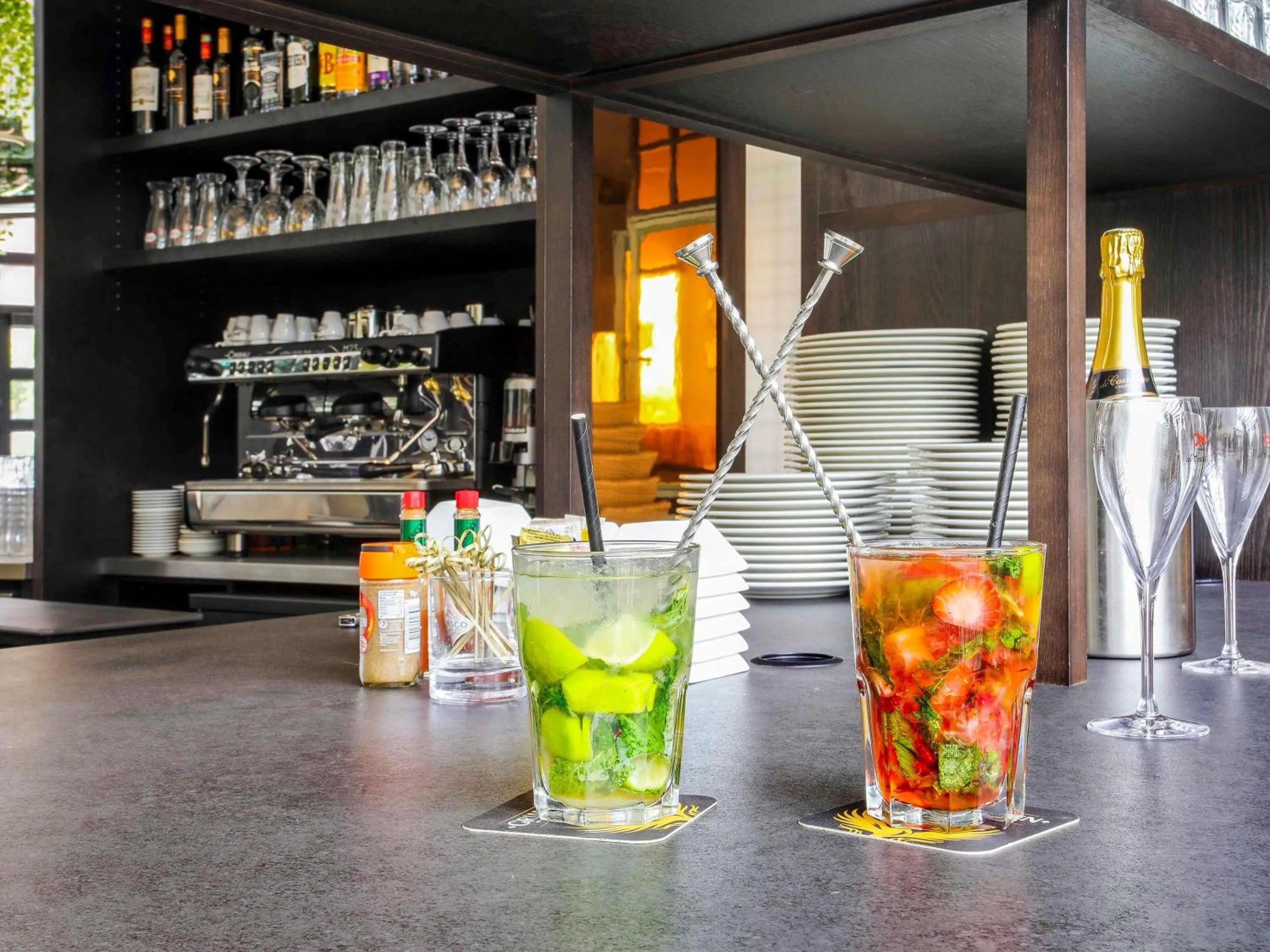 Lounge or bar in ibis Styles Evry Courcouronnes Hotel and Events