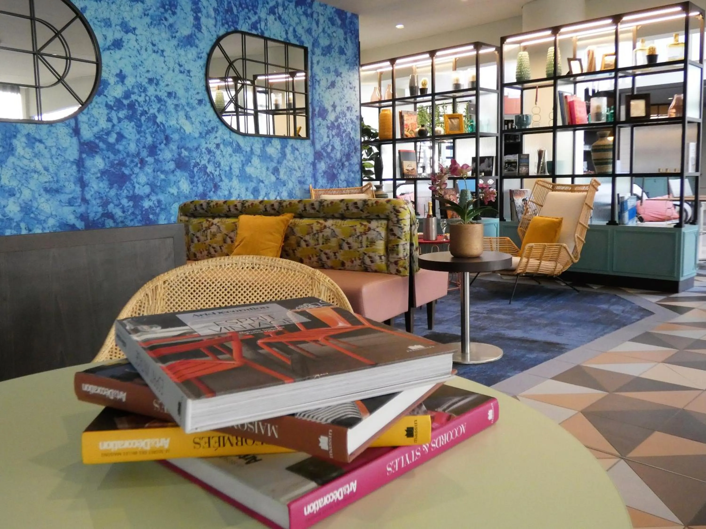 Lounge or bar in ibis Styles Evry Courcouronnes Hotel and Events