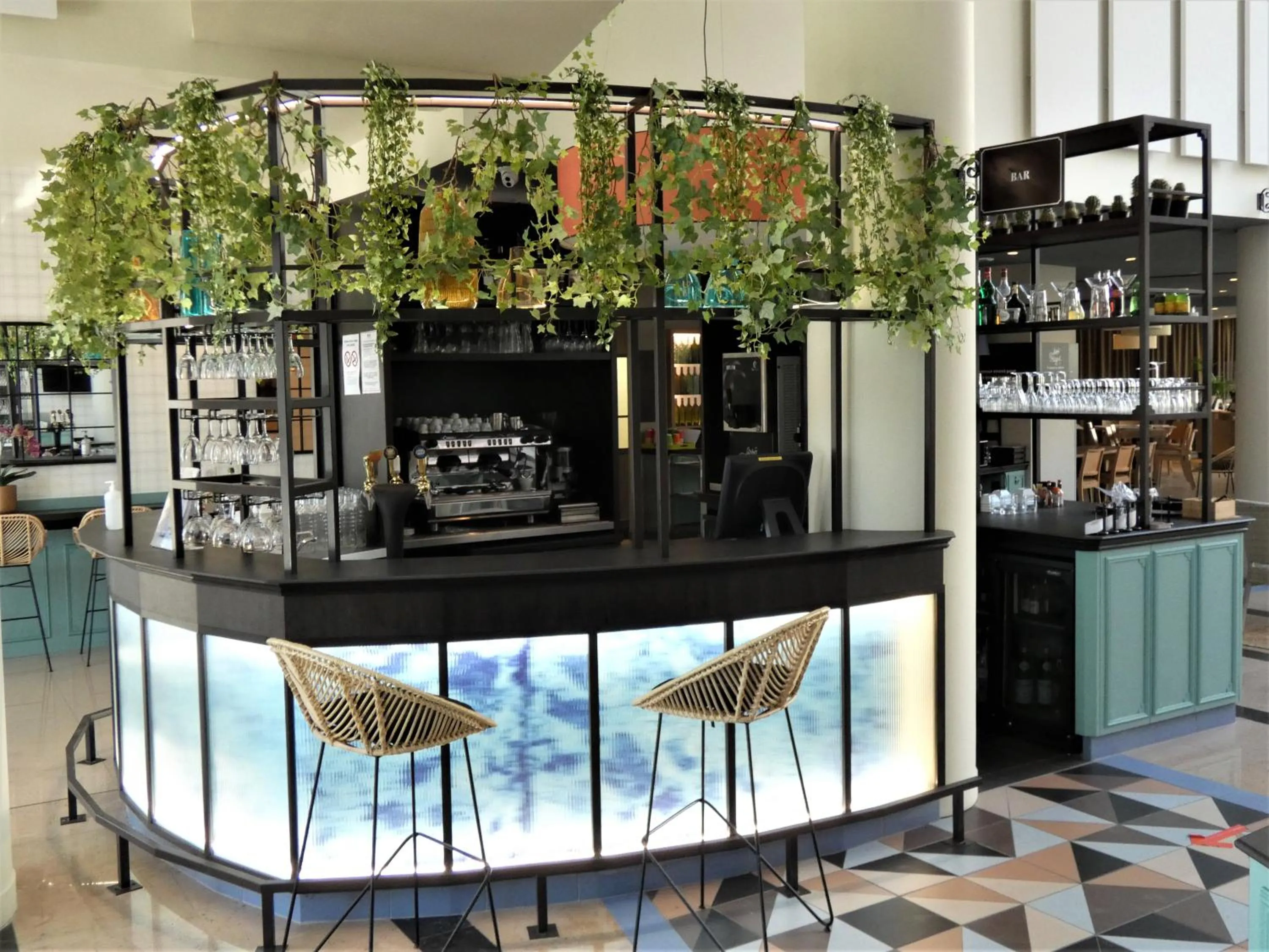 Lounge or bar in ibis Styles Evry Courcouronnes Hotel and Events