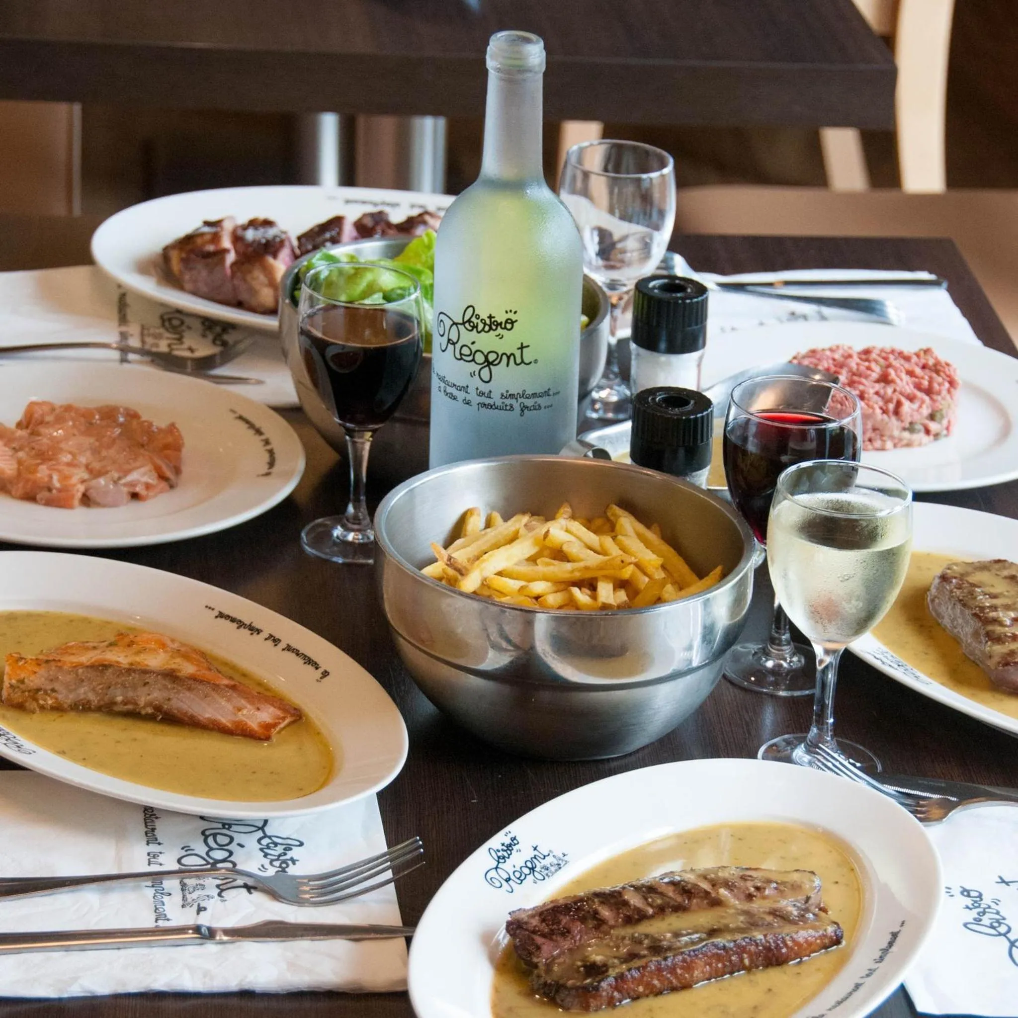 Restaurant/places to eat in ibis Styles Evry Courcouronnes Hotel and Events