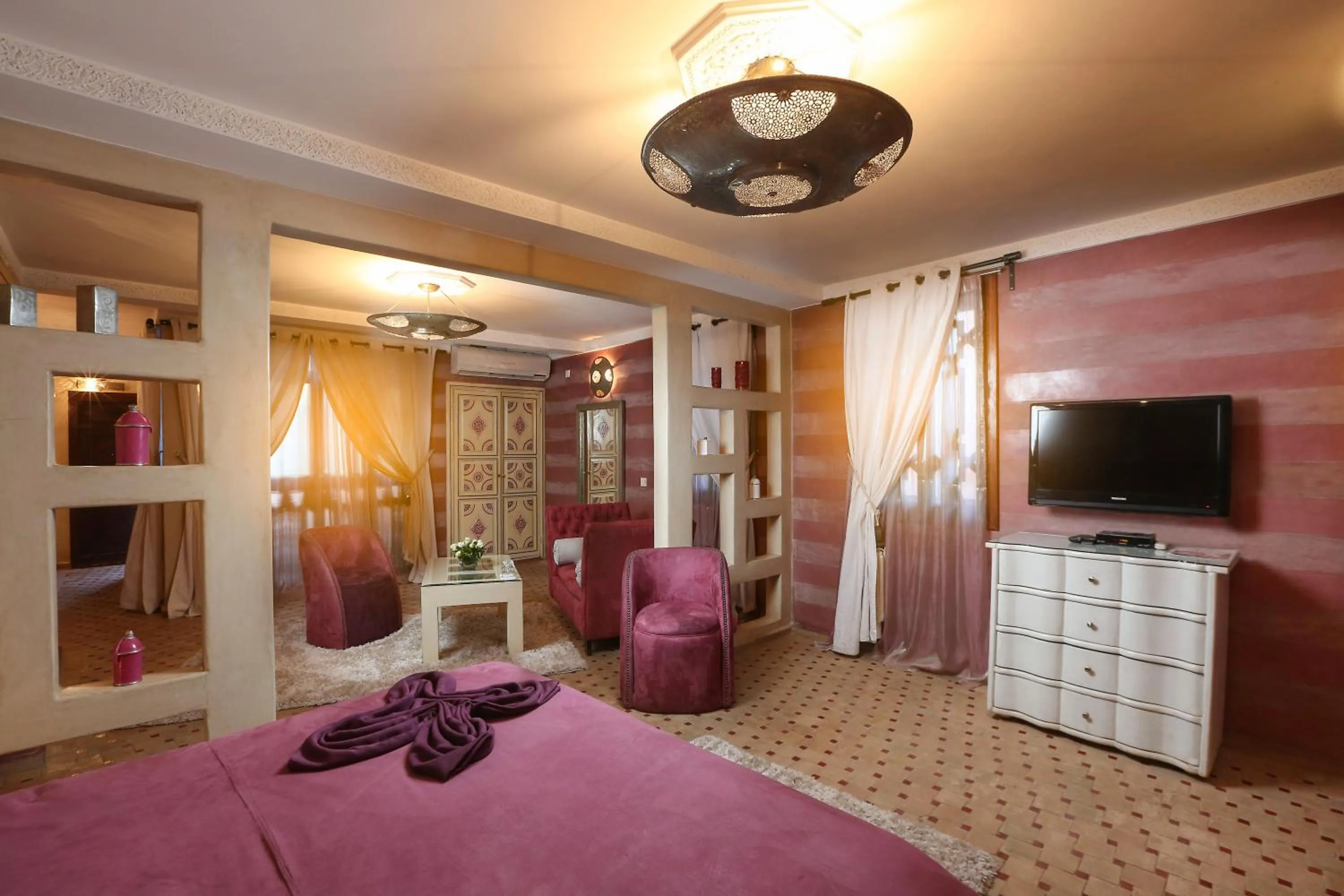 Photo of the whole room, Bed in Riad Turquoise