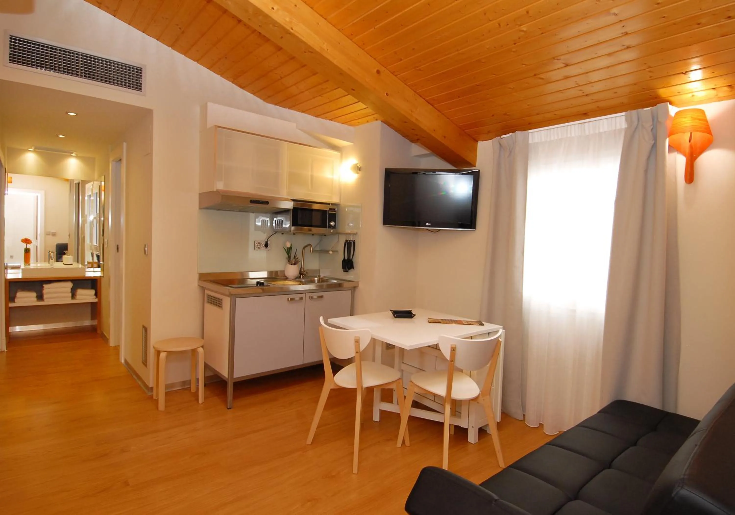 Kitchen or kitchenette in Hostal riMboMbin