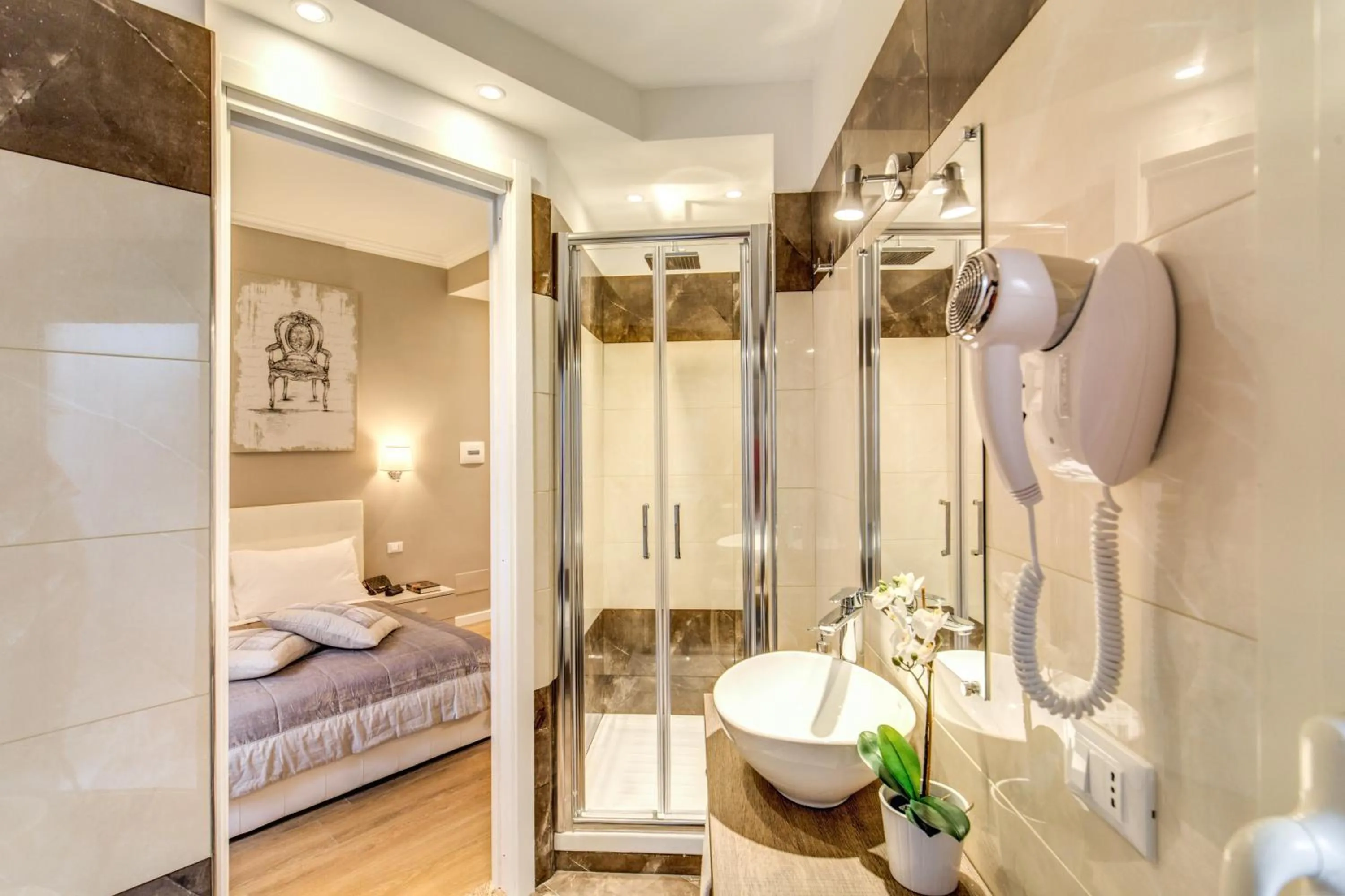 Bathroom, Bed in The Bridge Suites