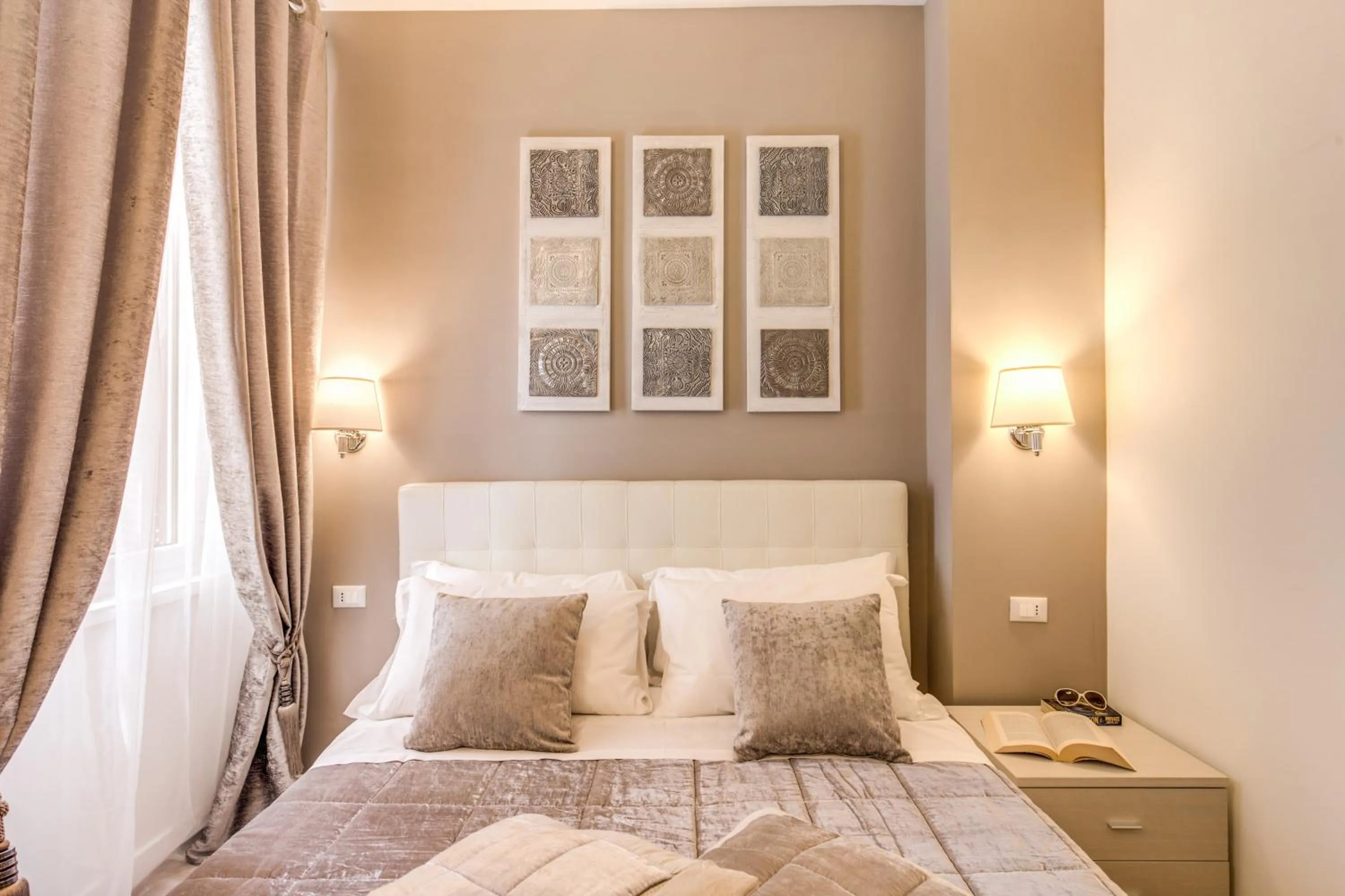 Bedroom, Bed in The Bridge Suites