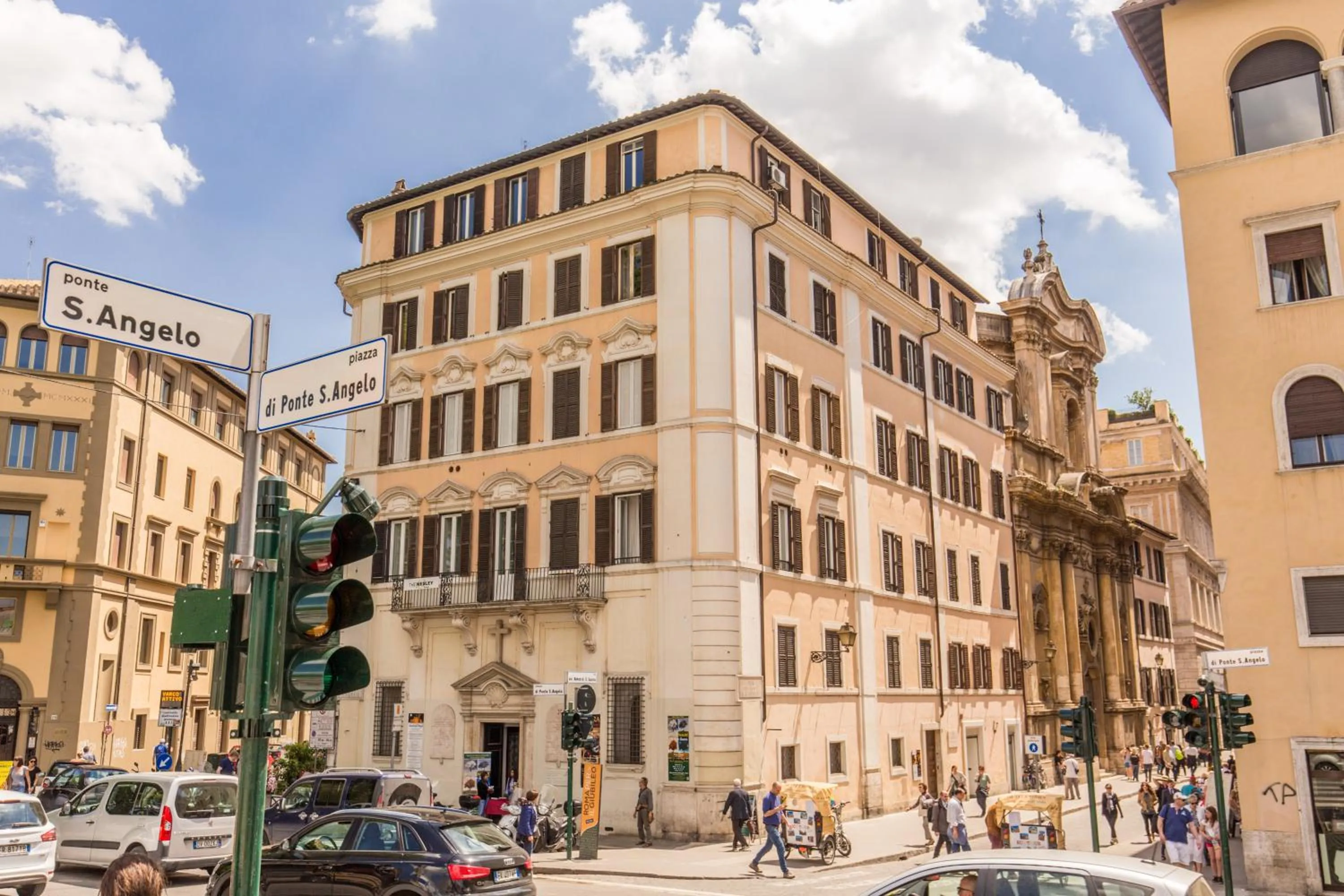 Facade/entrance in The Bridge Suites
