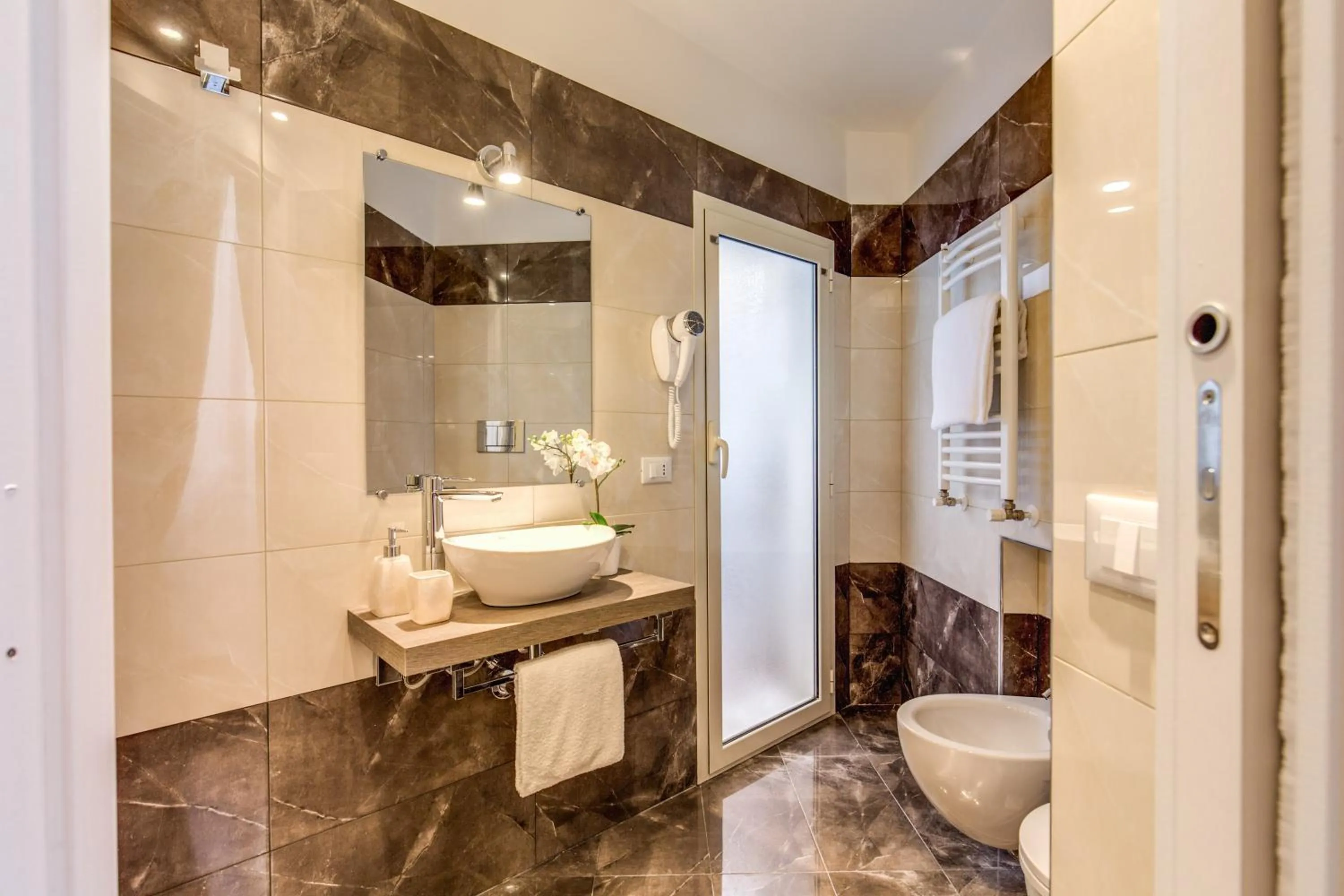 Photo of the whole room in The Bridge Suites