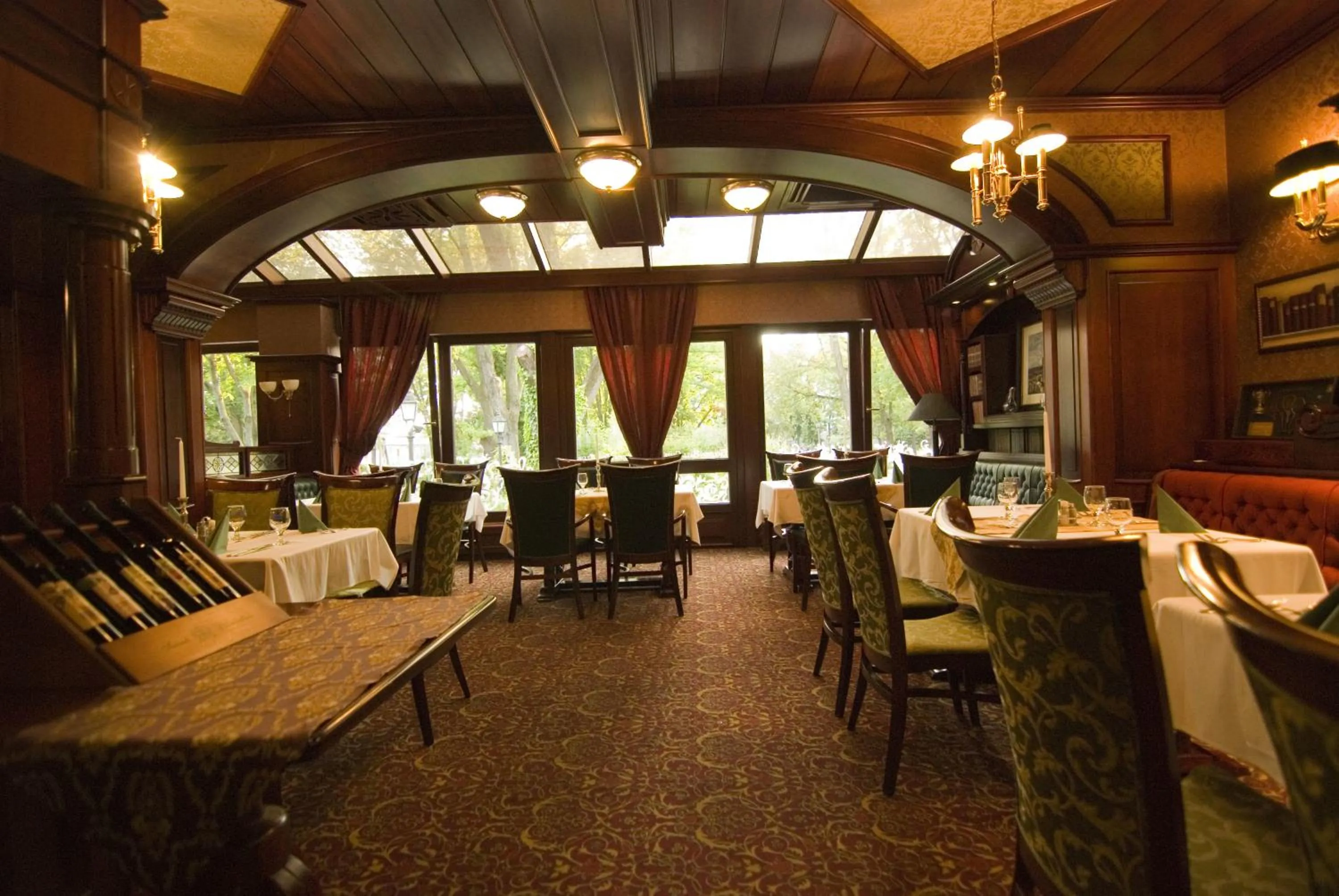 Restaurant/places to eat in Golden Ball Club