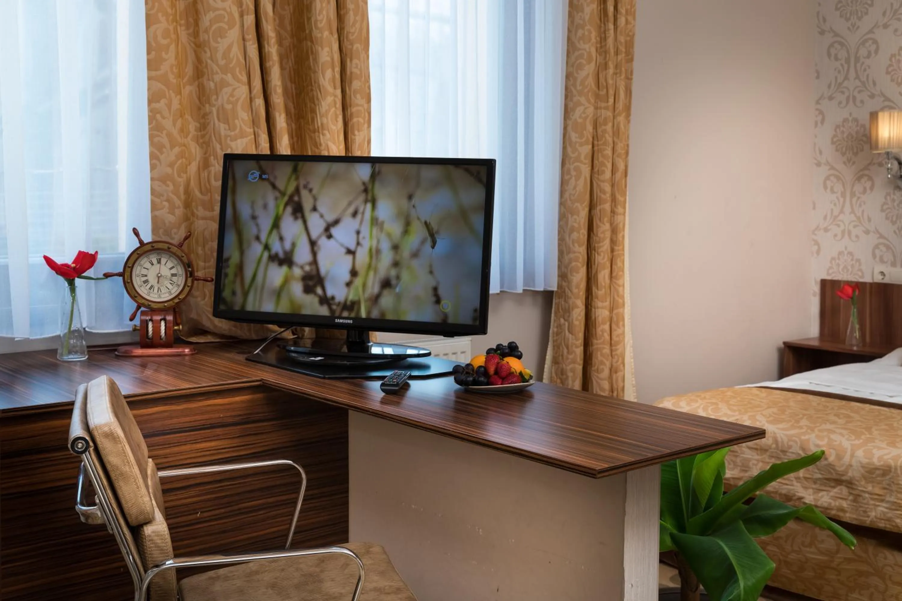 Photo of the whole room, Bed in Golden Ball Club