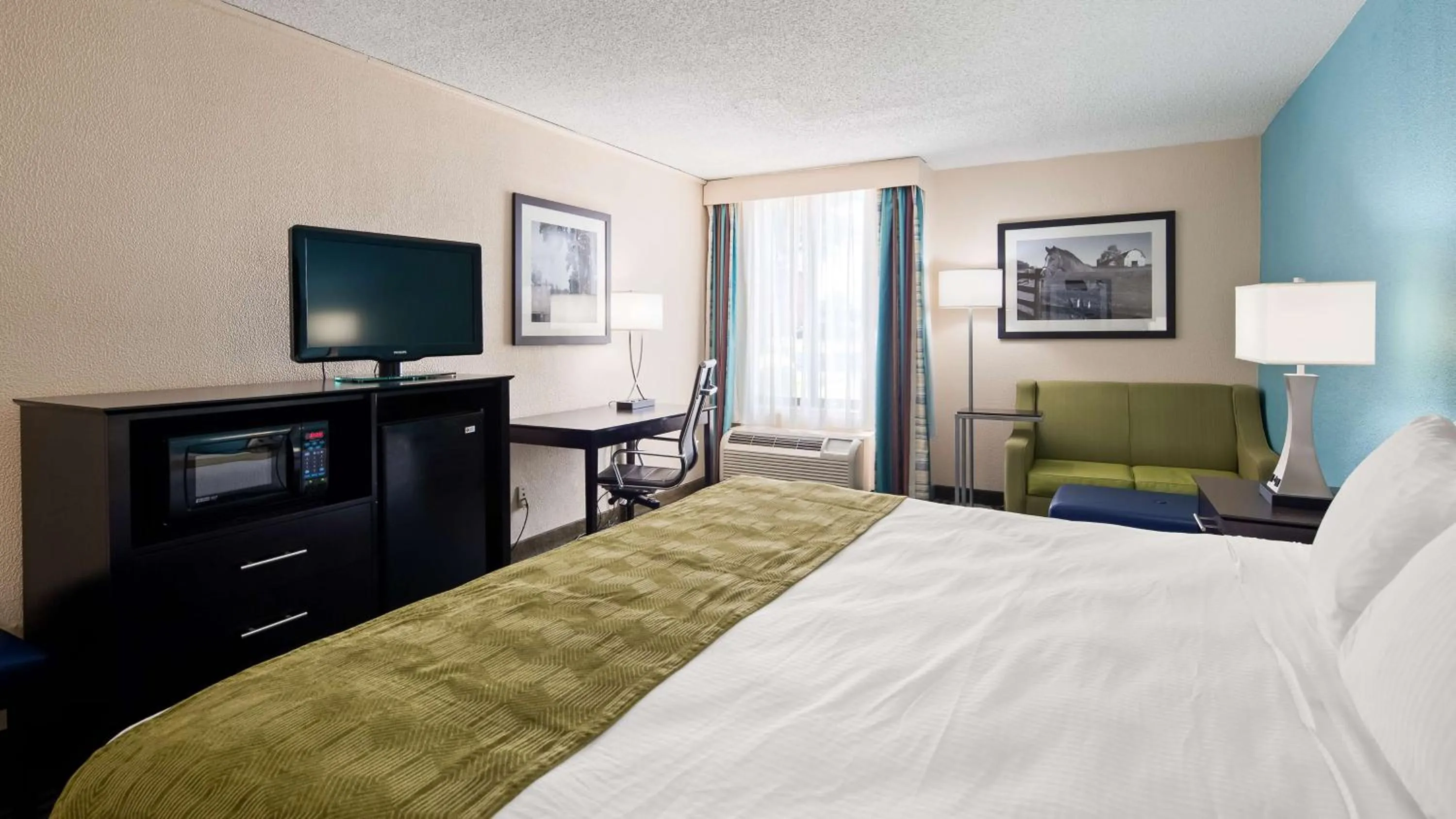 Bedroom, Bed in Best Western Leesburg