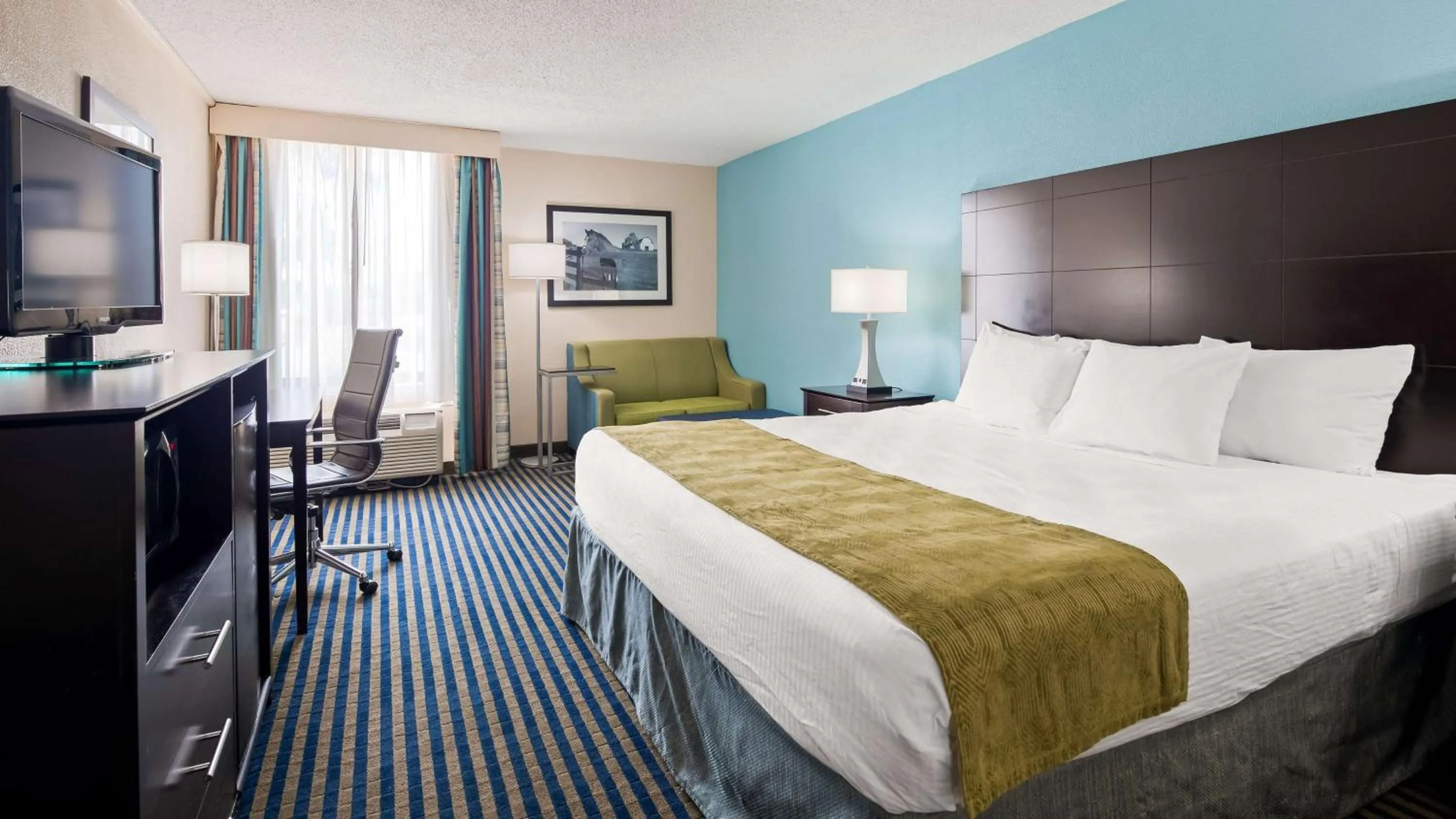 Bedroom, Bed in Best Western Leesburg