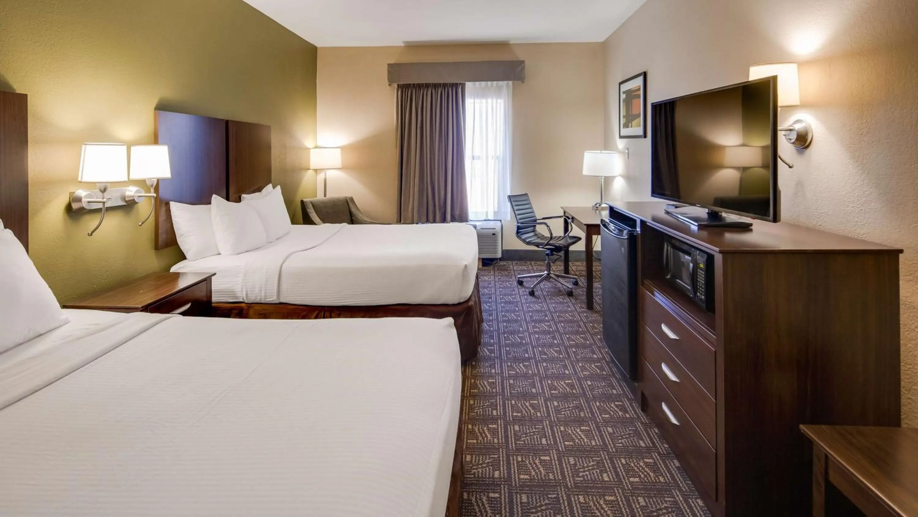 Photo of the whole room, Bed in Best Western Rayne Inn