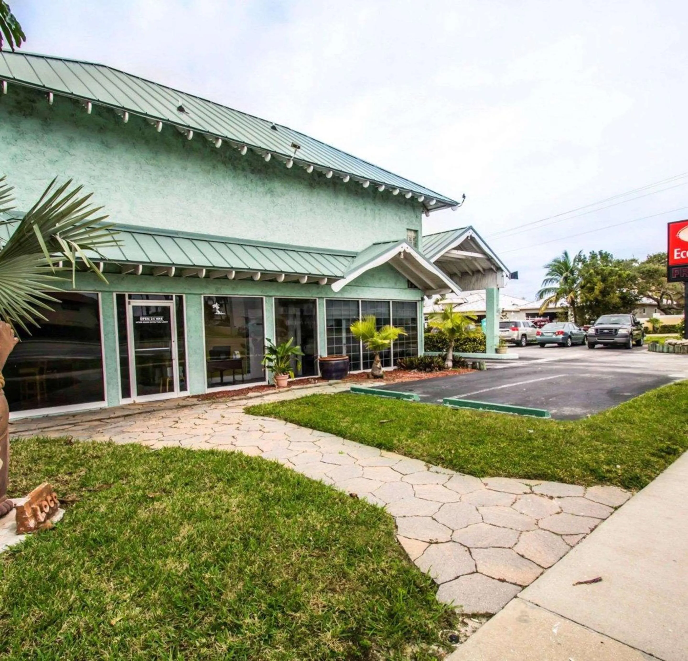 Property building in Econo Lodge Cocoa Beach - near the Port