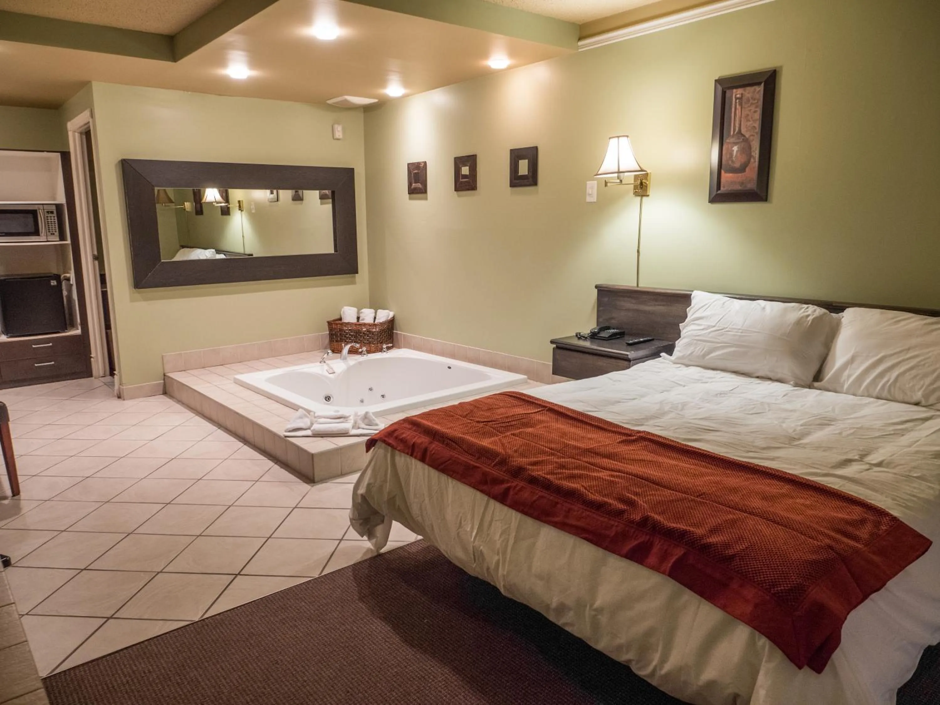 Photo of the whole room, Bed in Motel Classique