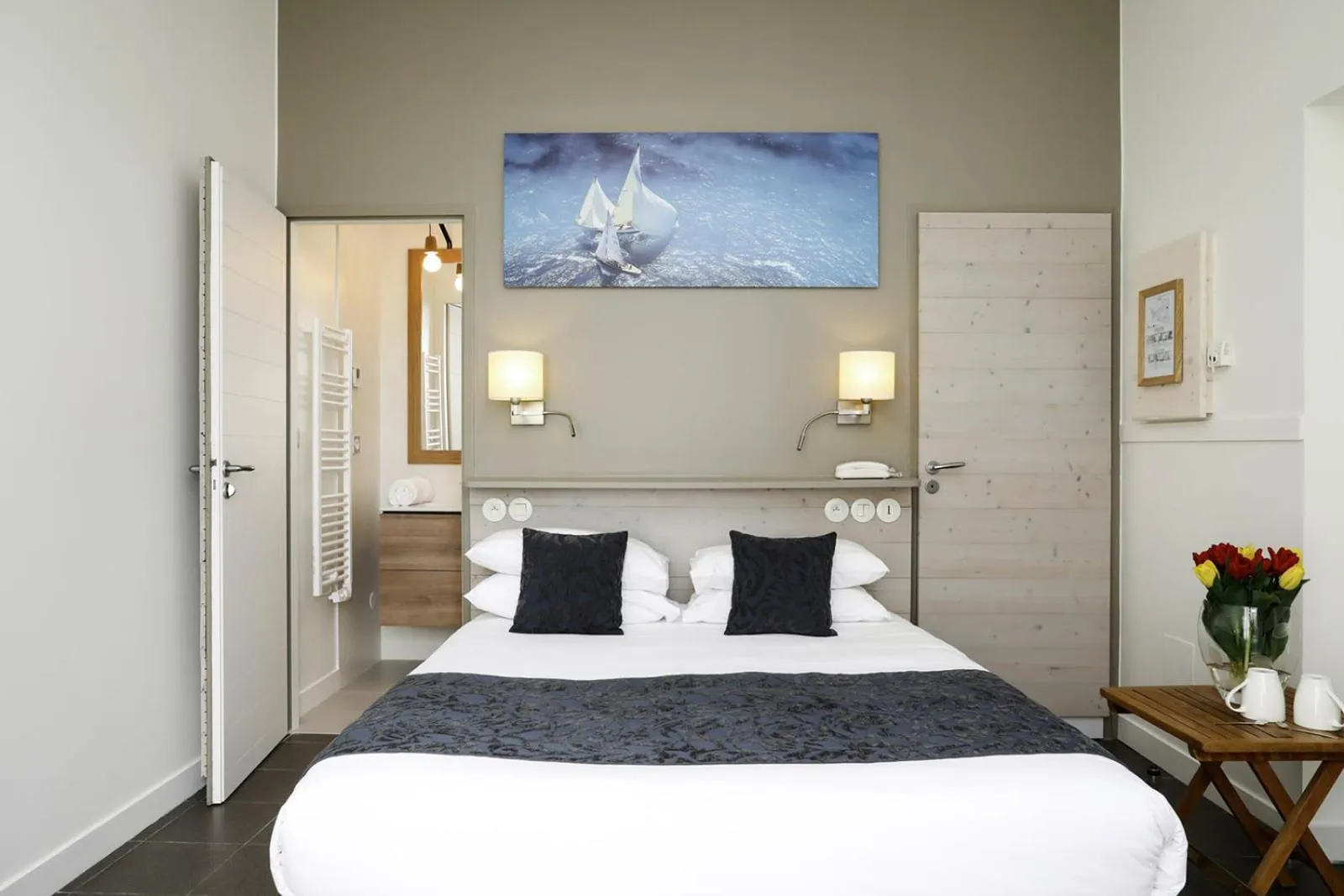 Photo of the whole room, Bed in Hôtel Les Vignes de la Chapelle, "The Originals Relais"