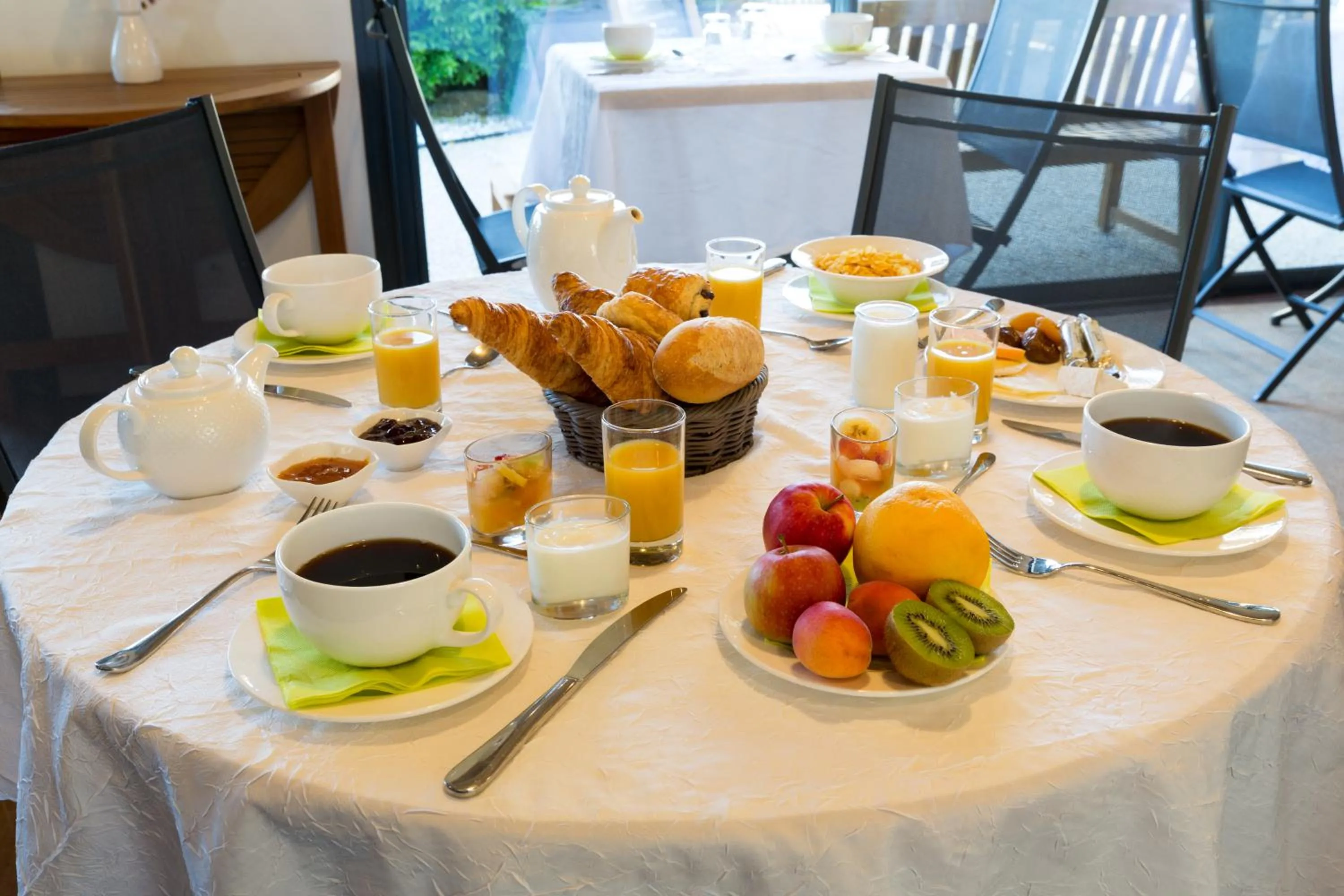 Breakfast in Hôtel Les Vignes de la Chapelle, "The Originals Relais"