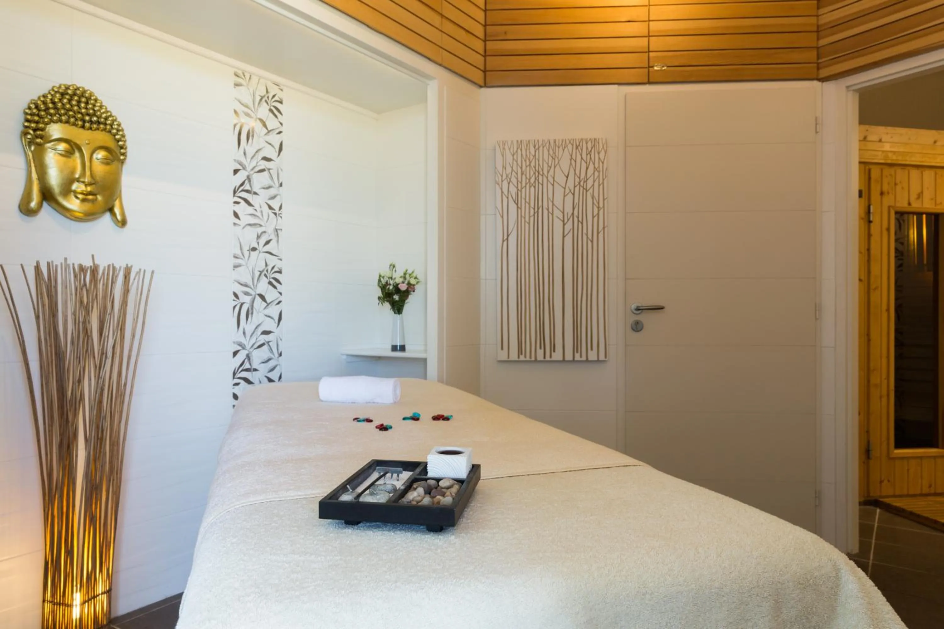 Massage, Bed in Hôtel Les Vignes de la Chapelle, "The Originals Relais"