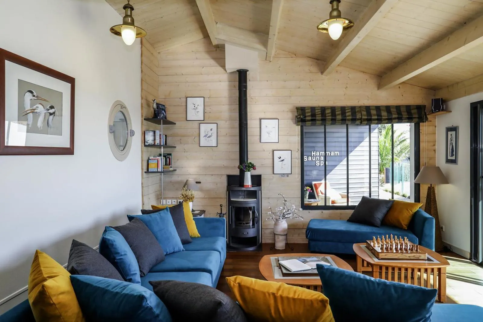 Library in Hôtel Les Vignes de la Chapelle, "The Originals Relais"
