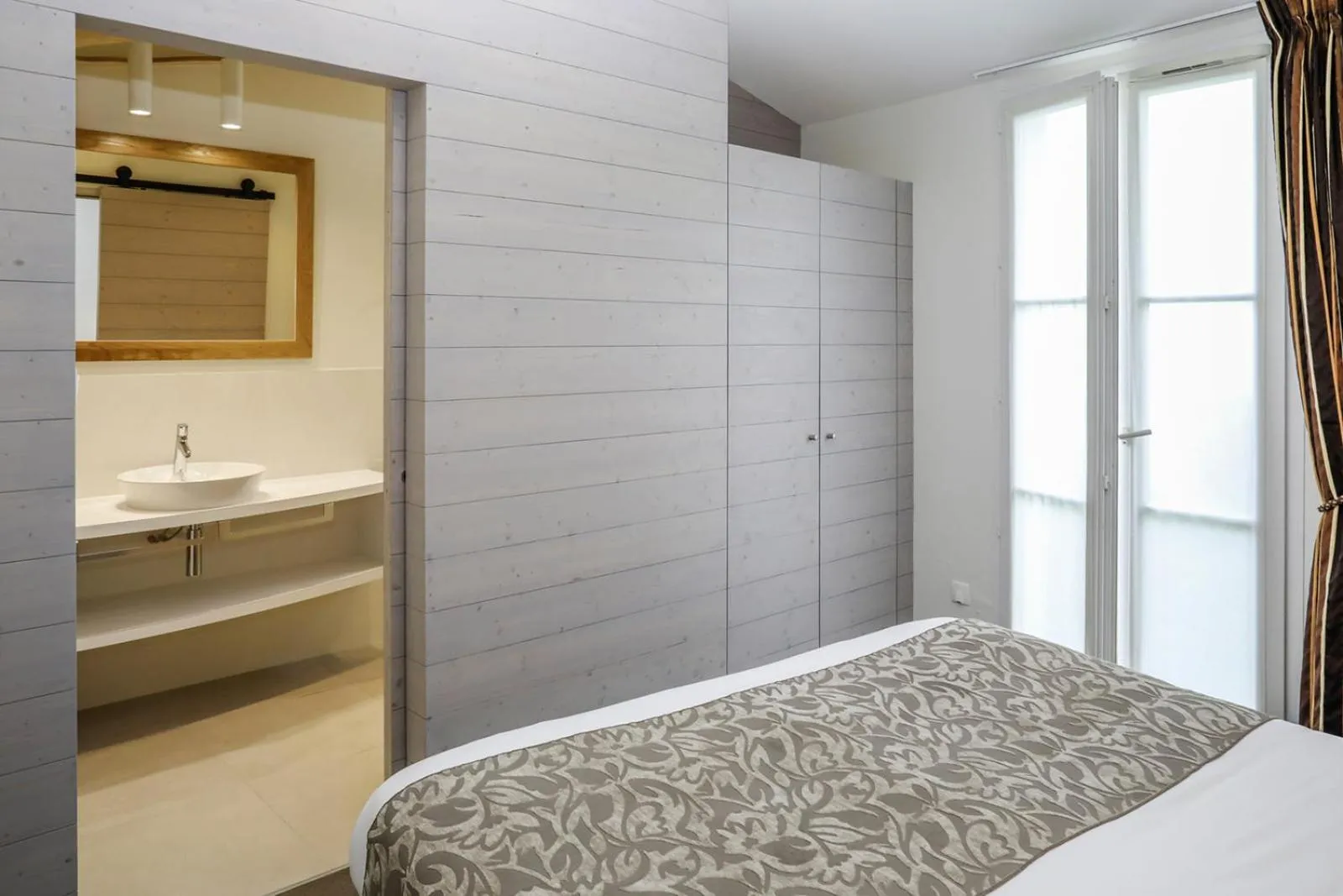 Photo of the whole room, Bed in Hôtel Les Vignes de la Chapelle, "The Originals Relais"