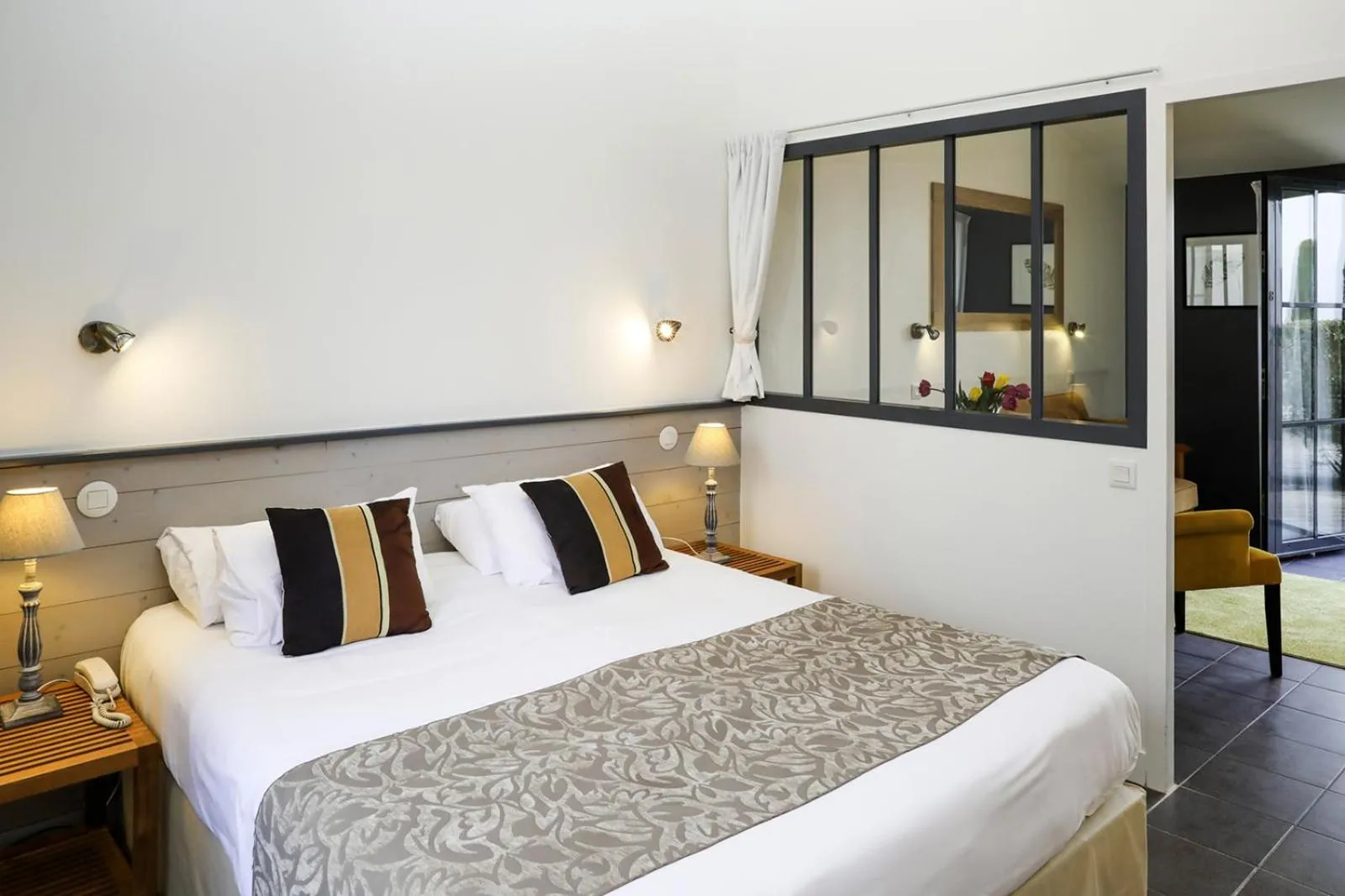 Bedroom, Bed in Hôtel Les Vignes de la Chapelle, "The Originals Relais"