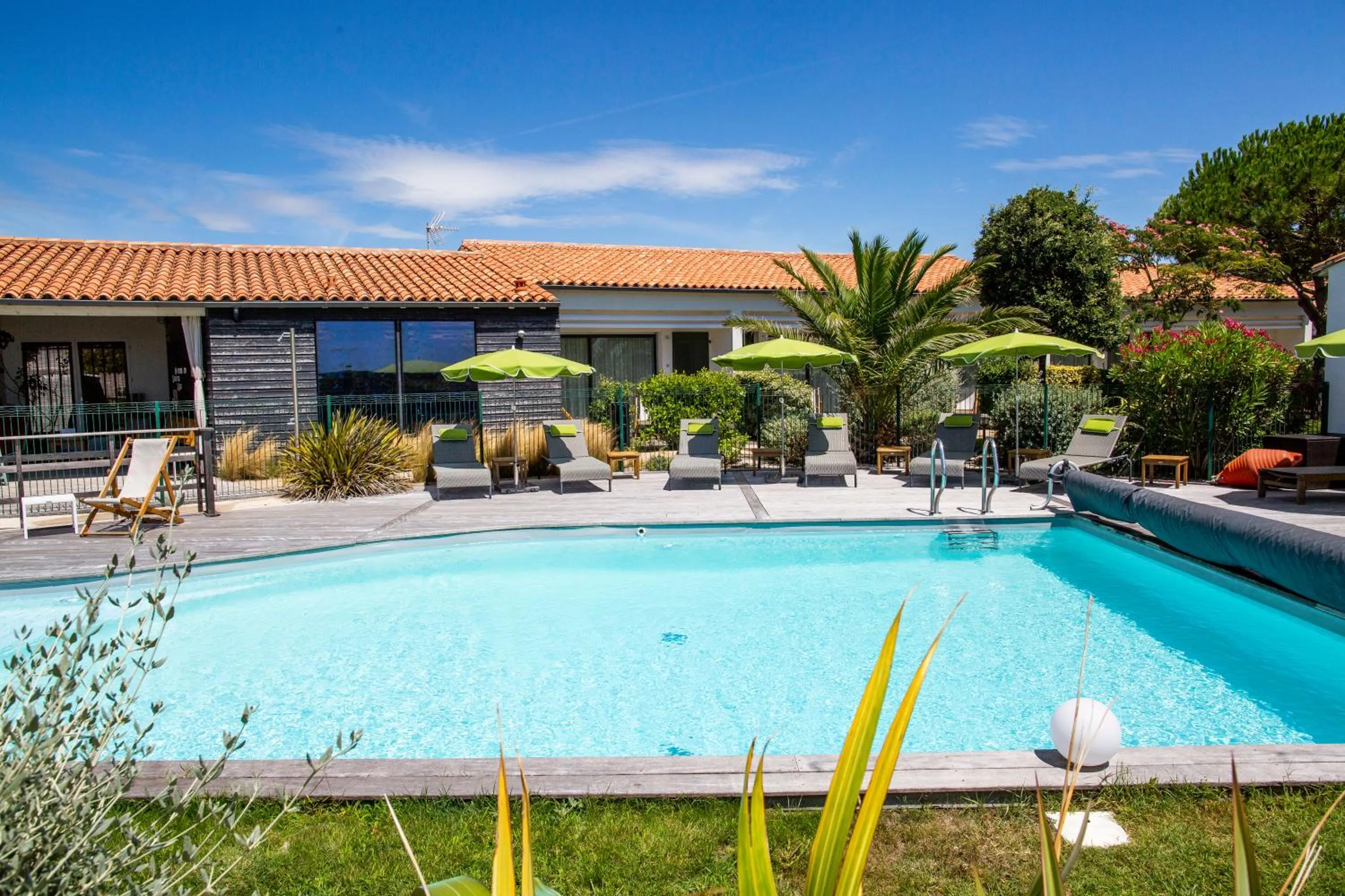 Swimming pool in Hôtel Les Vignes de la Chapelle, "The Originals Relais"