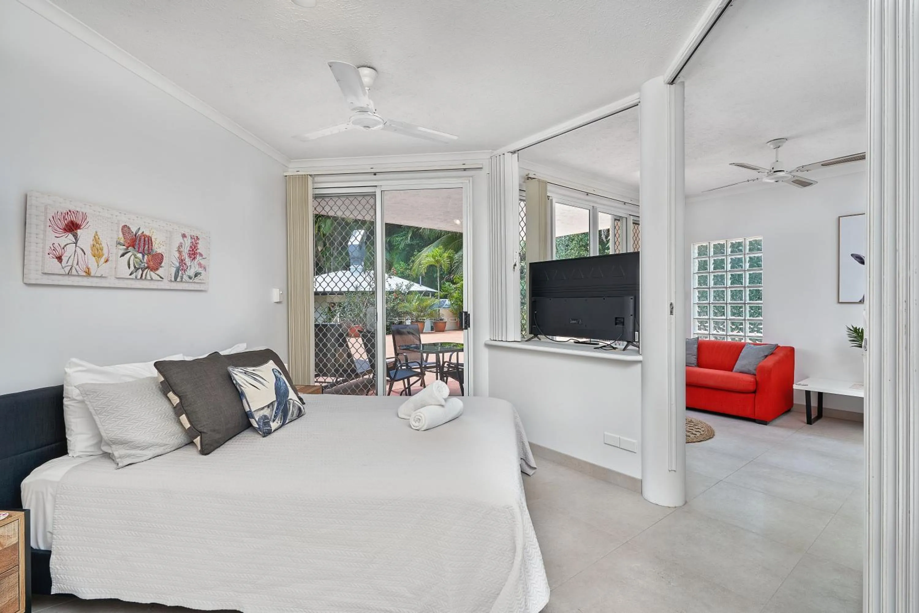 Bedroom, Bed in Golden Sands Beachfront Resort