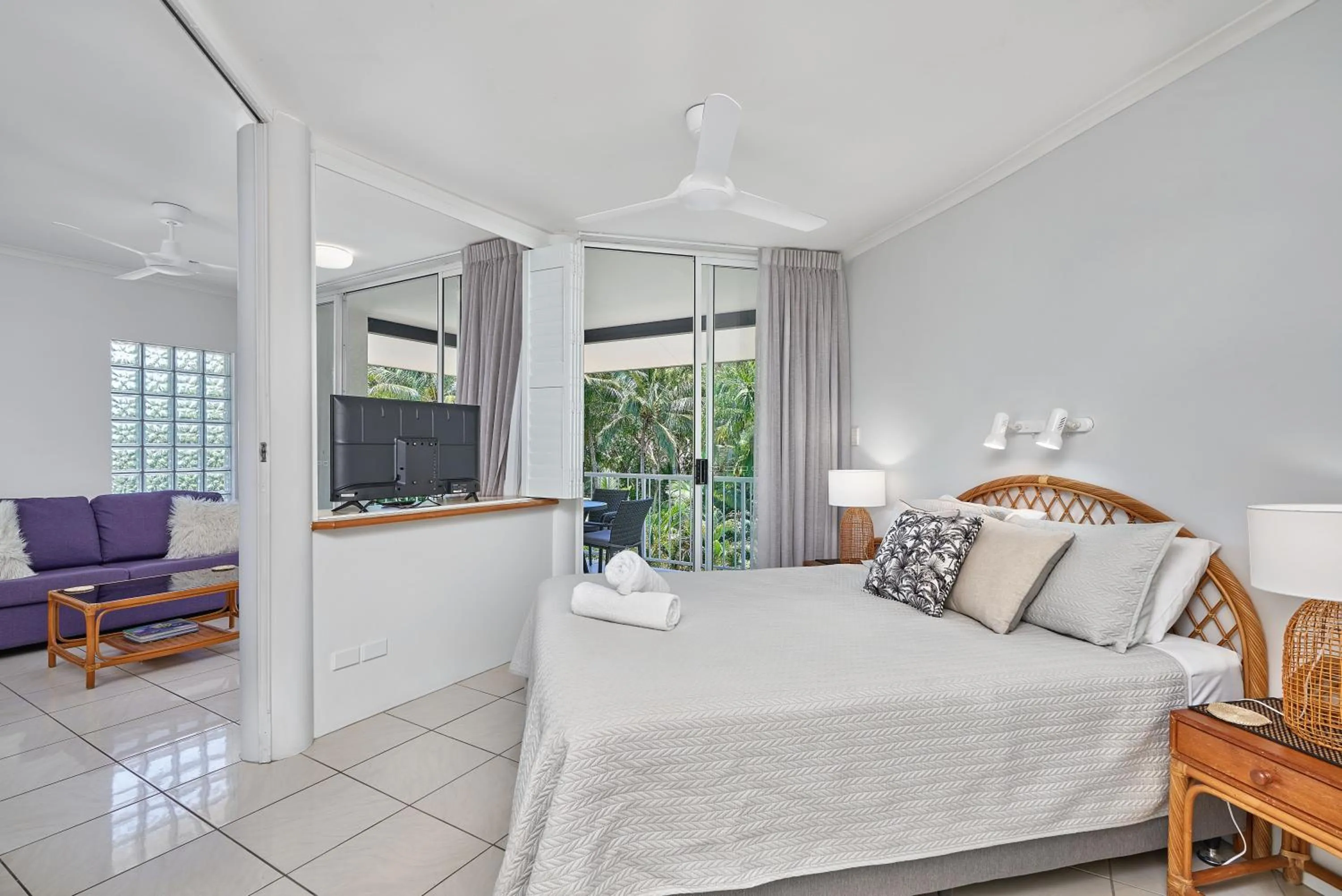 Bedroom, Bed in Golden Sands Beachfront Resort