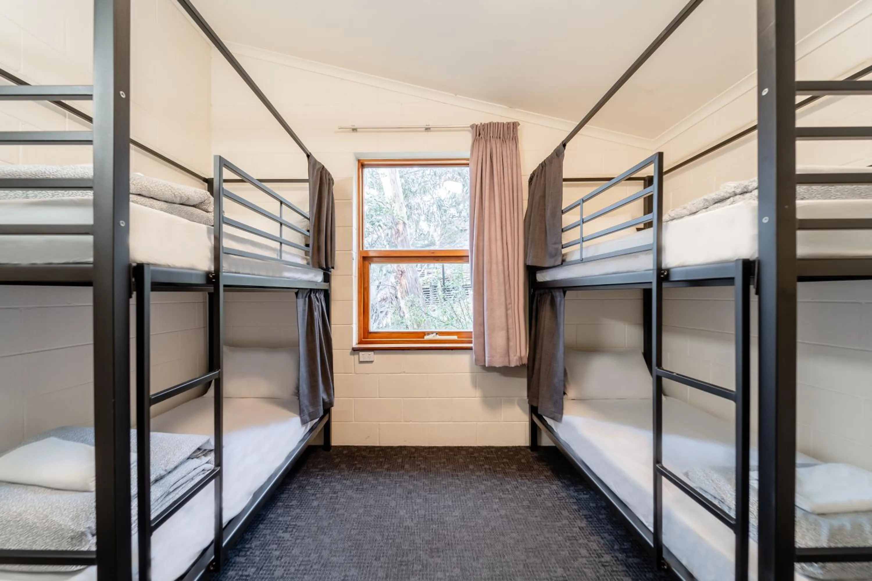 Bedroom, Bed in YHA Thredbo