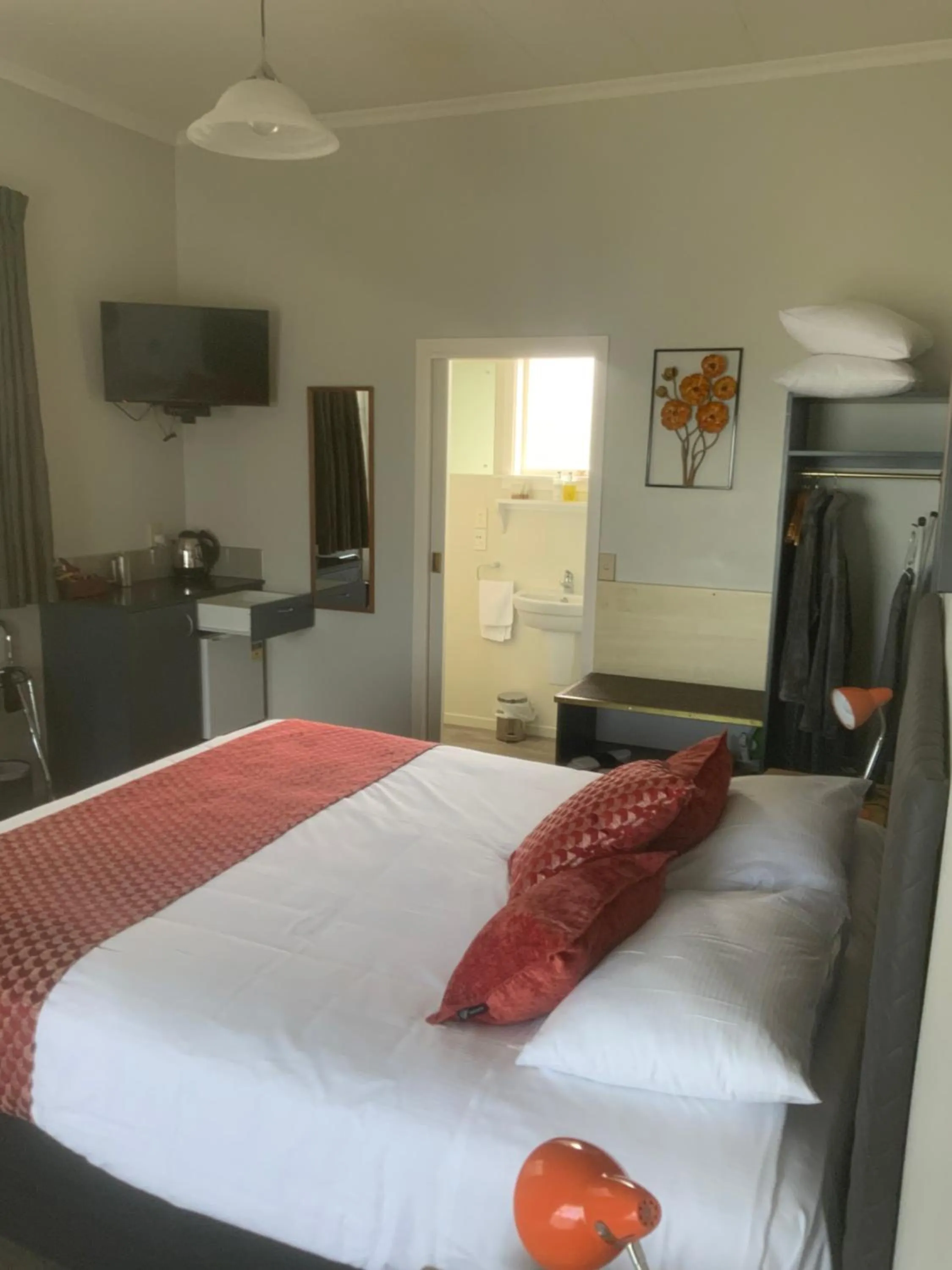 Bed in Bendamere House Bed & Breakfast