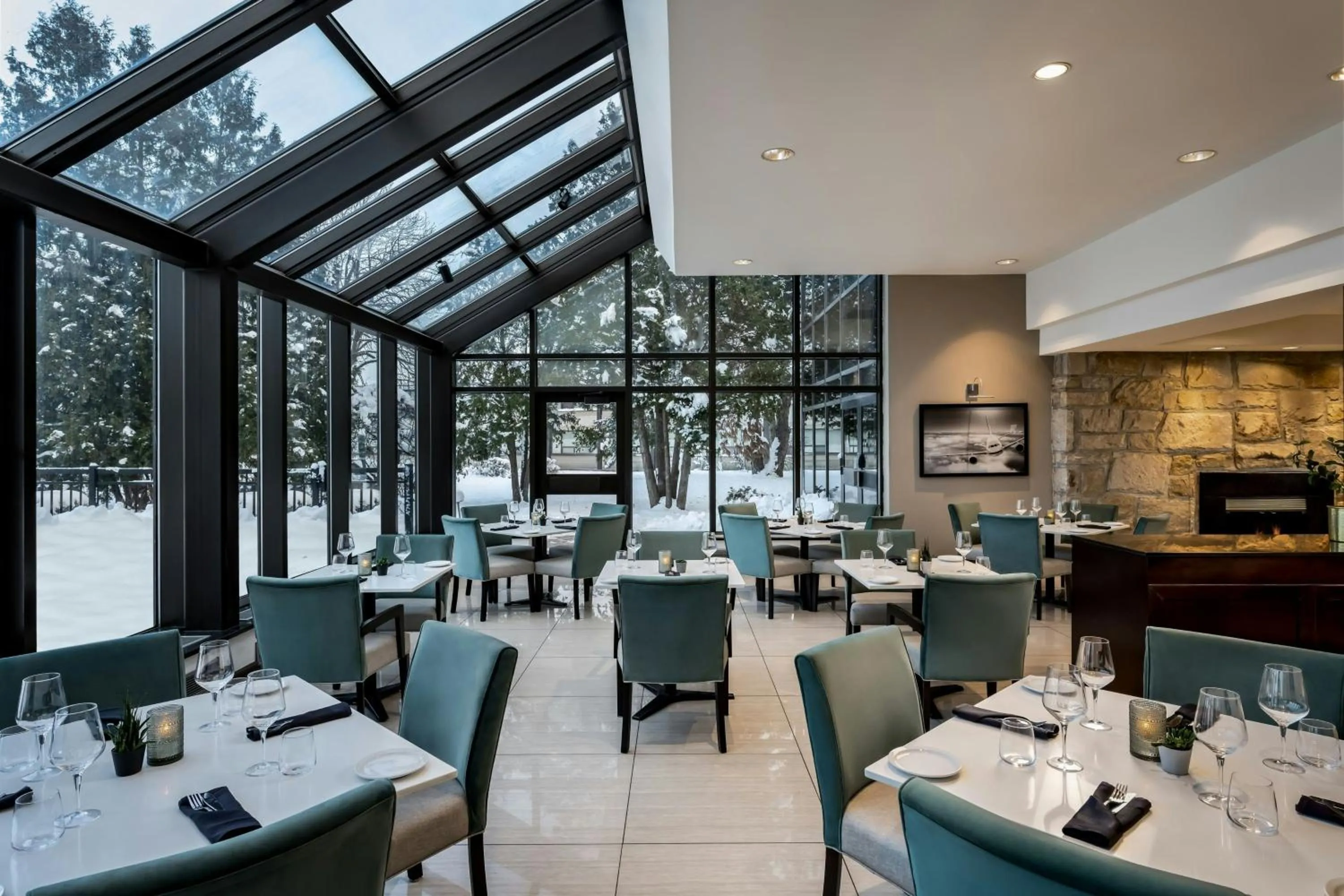 Restaurant/places to eat in Sheraton Montreal Airport Hotel