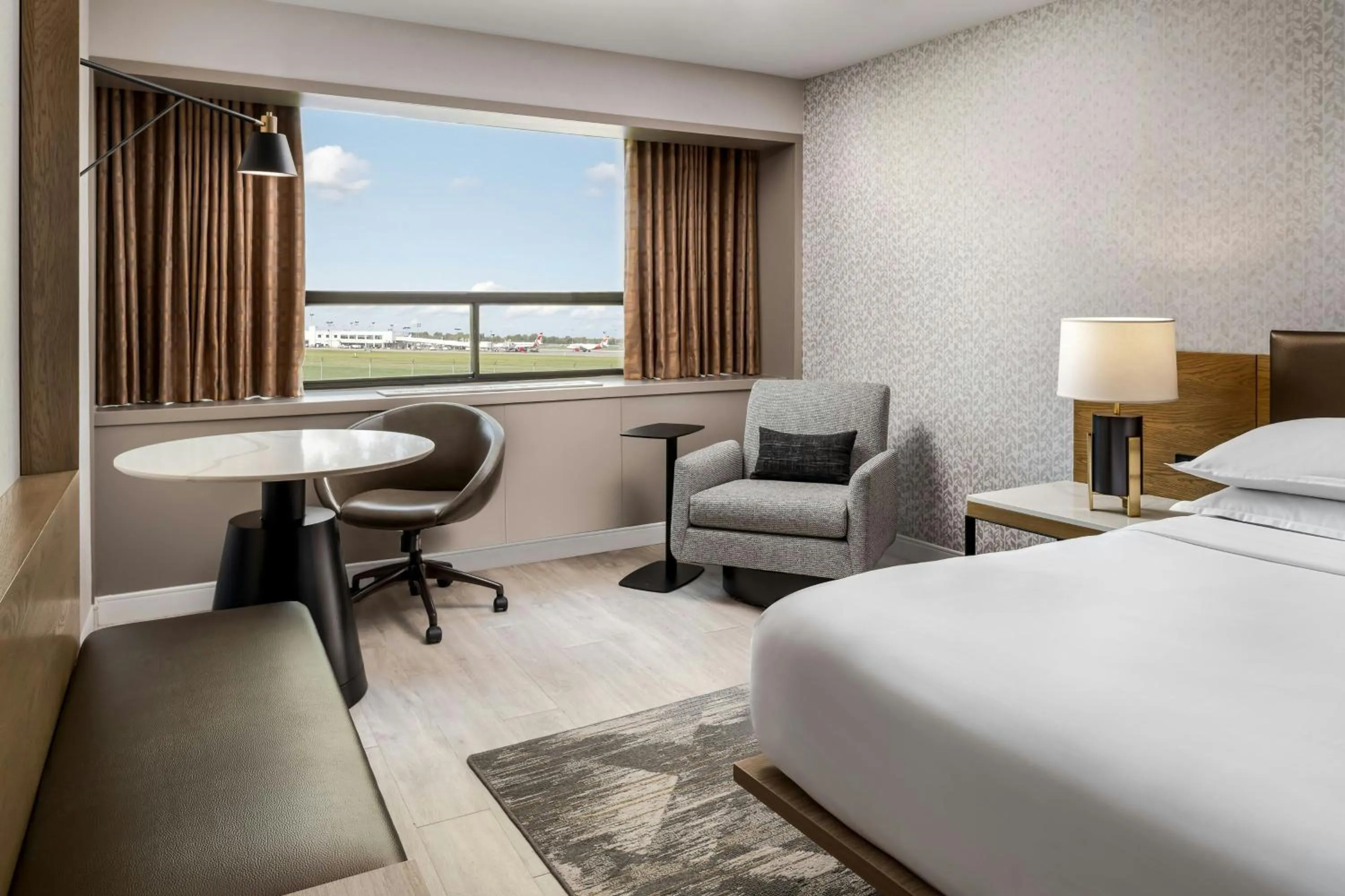 Bedroom, Bed in Sheraton Montreal Airport Hotel