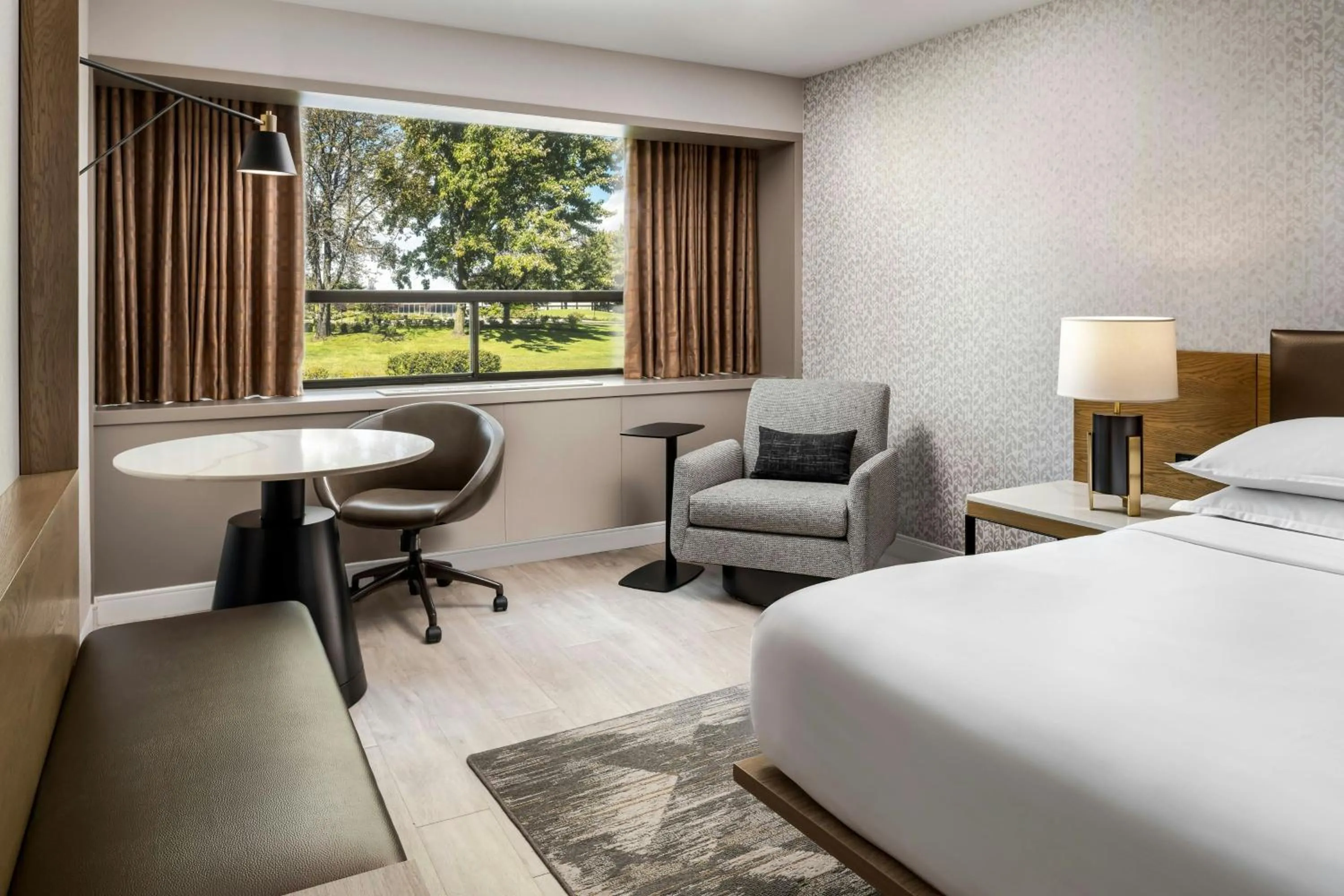 Bedroom, Bed in Sheraton Montreal Airport Hotel