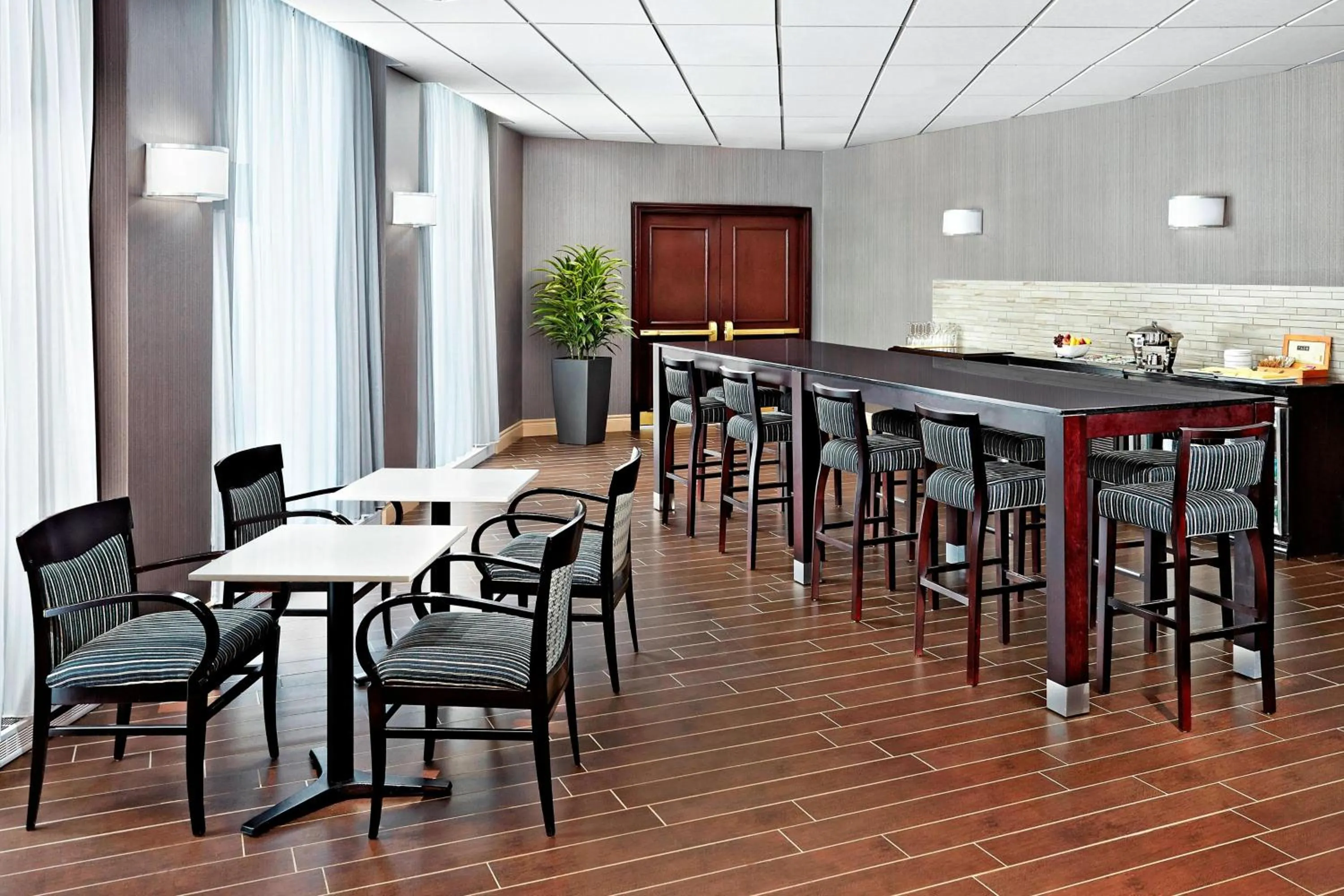 Lounge or bar in Sheraton Montreal Airport Hotel