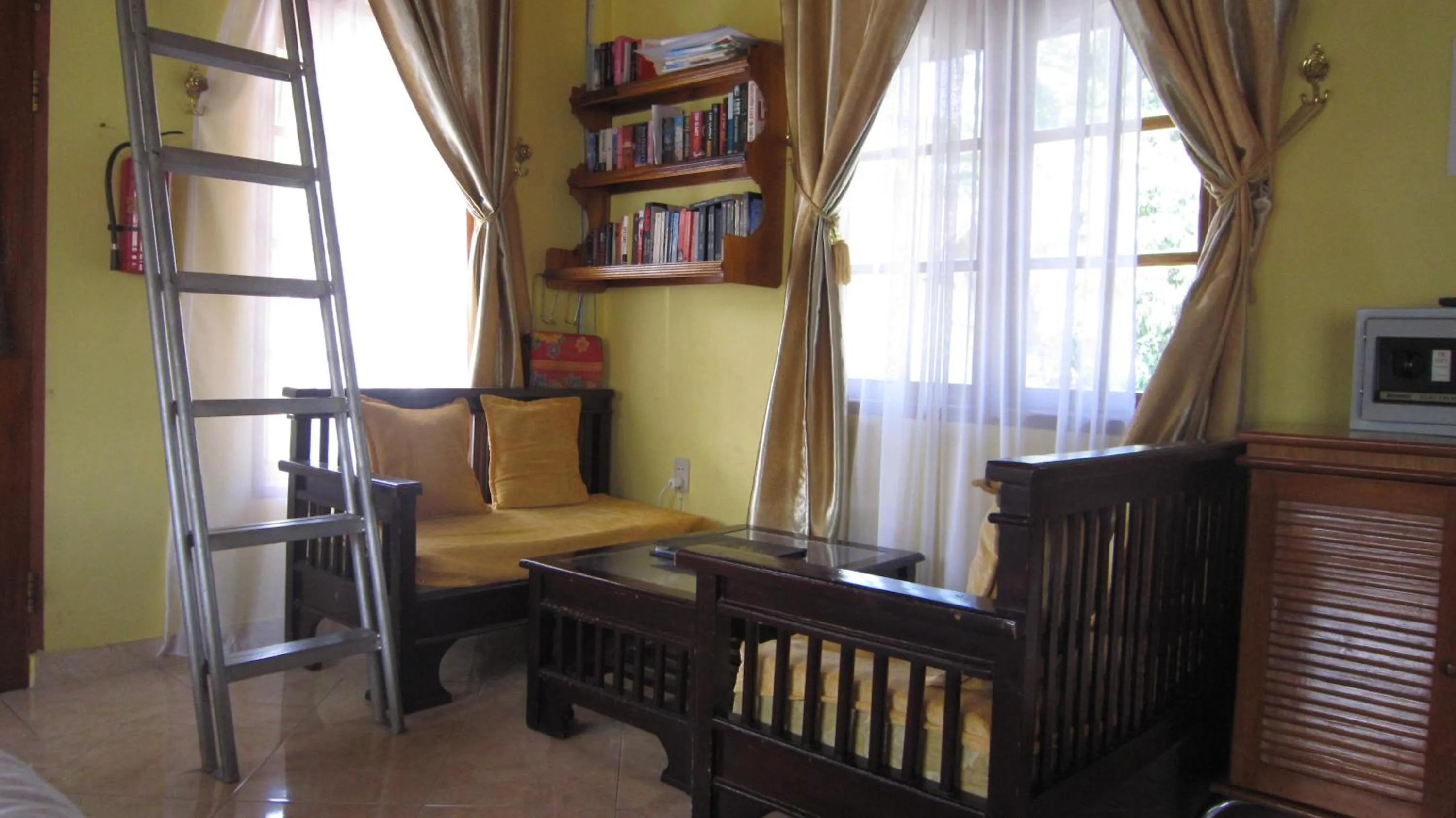 Library in Horas Family Home