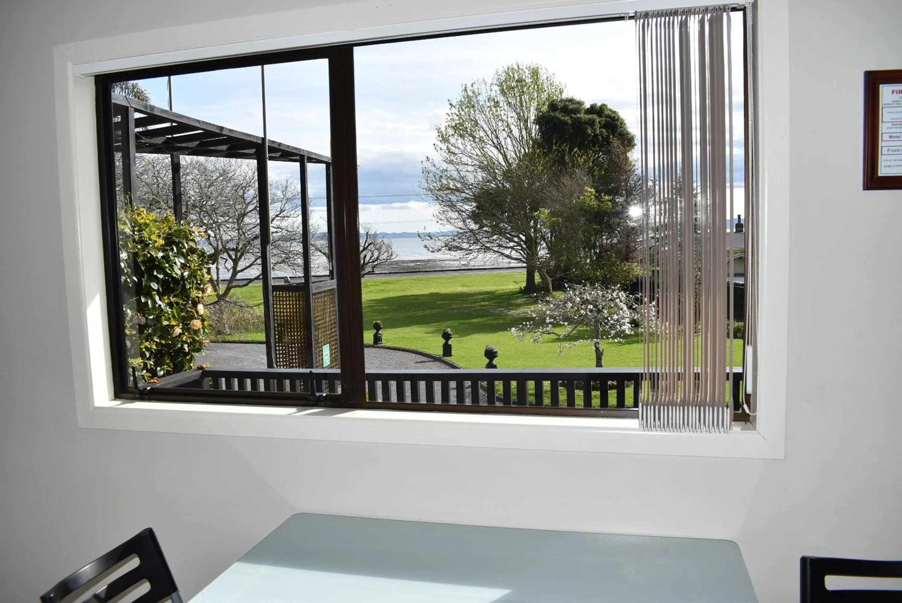 Family Room with Sea View in Coastal Motor Lodge Family Room with Sea View in Coastal Motor Lodge