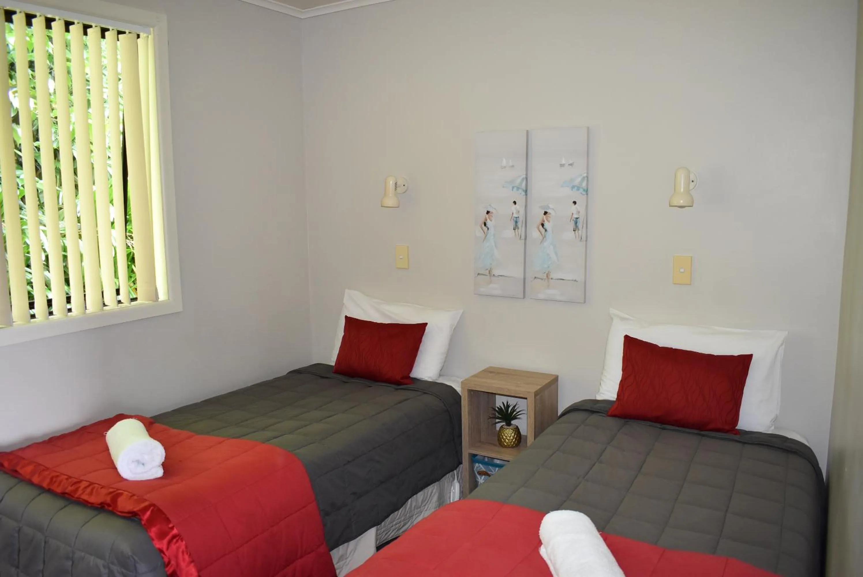 Bedroom, Bed in Coastal Motor Lodge