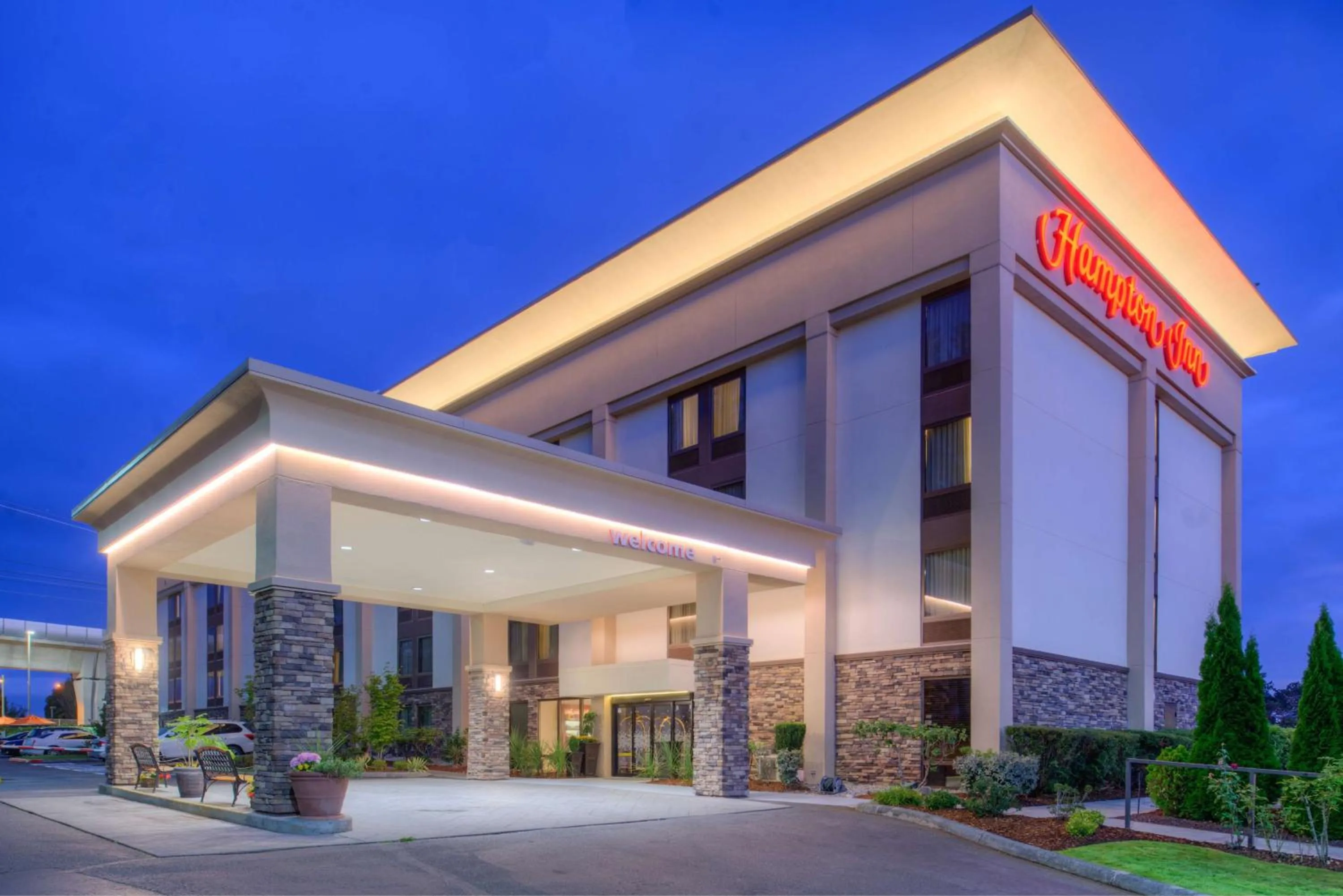 Property building in Hampton Inn Seattle Airport