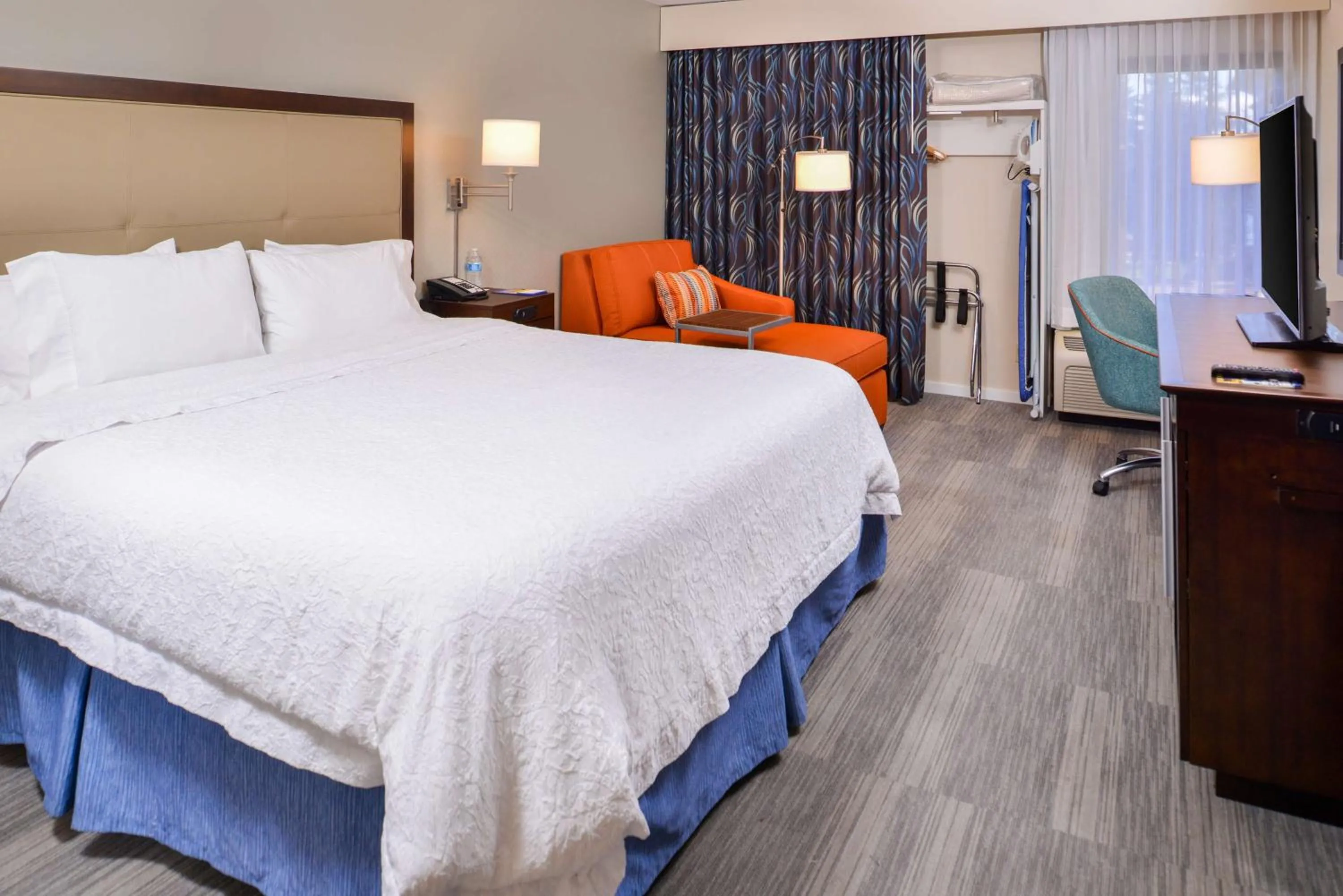 Bed in Hampton Inn Seattle Airport