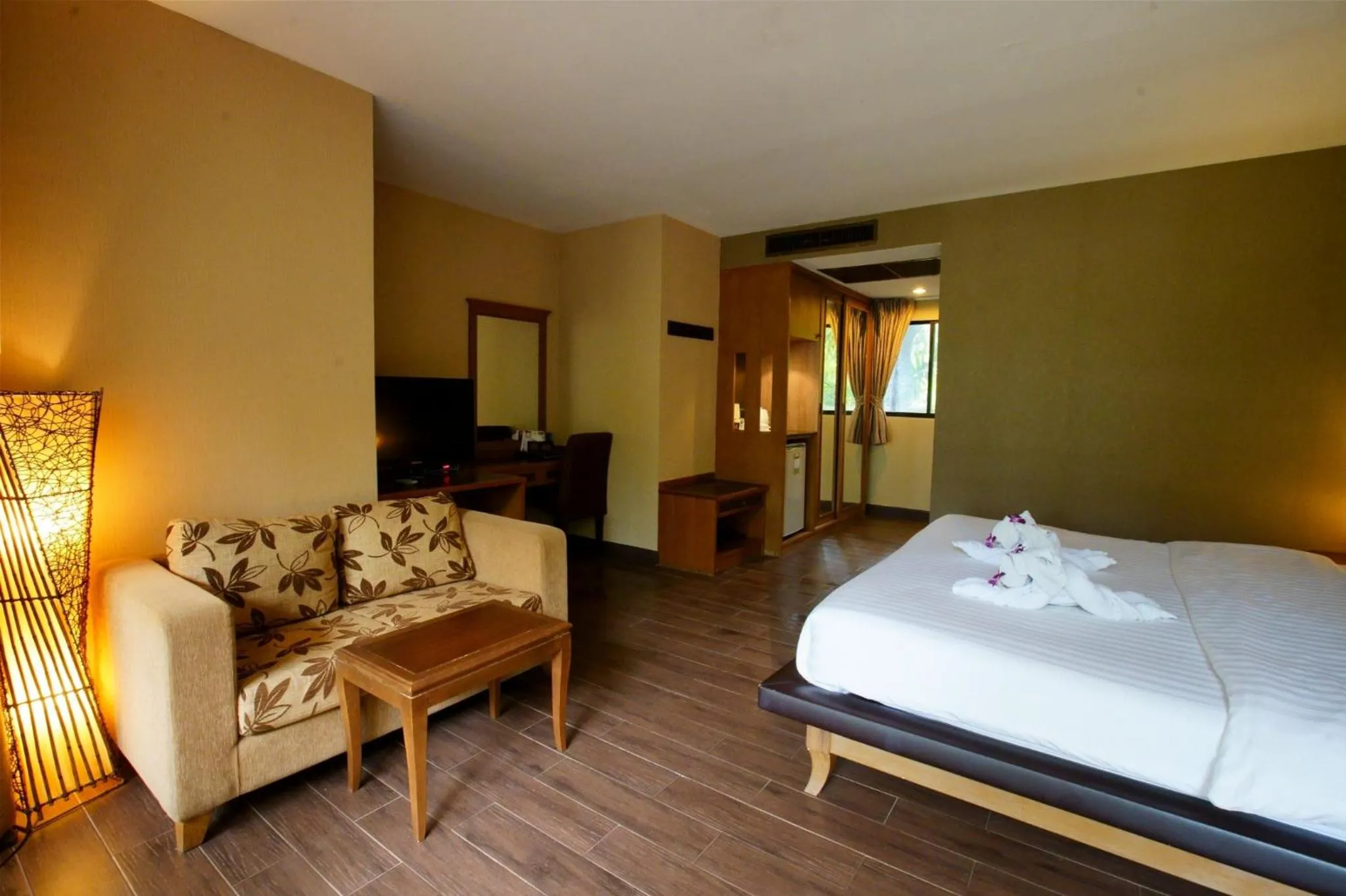 Seating area, Bed in Chawalun Resort