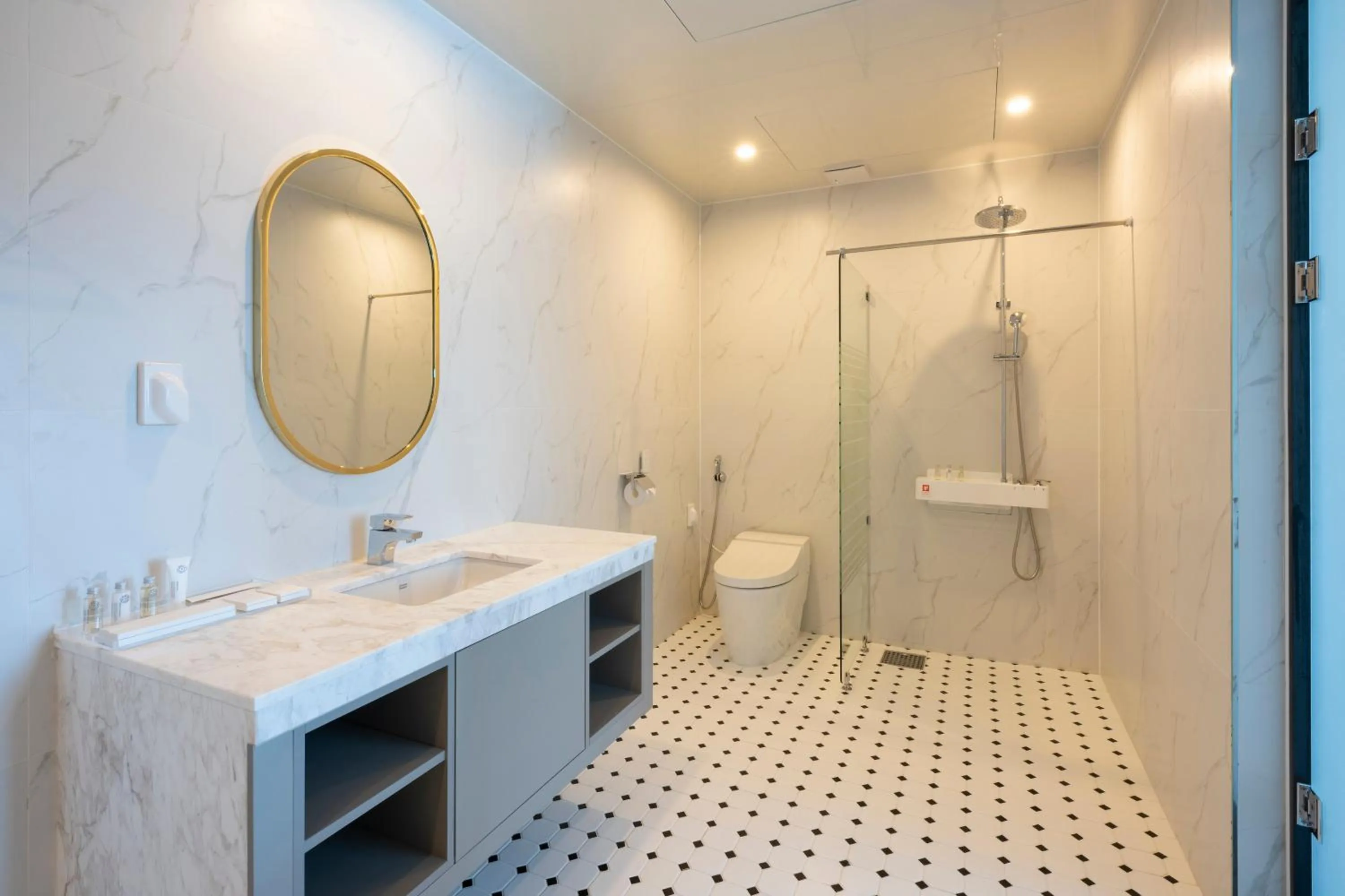 Shower in Browndot Business Seomyeon