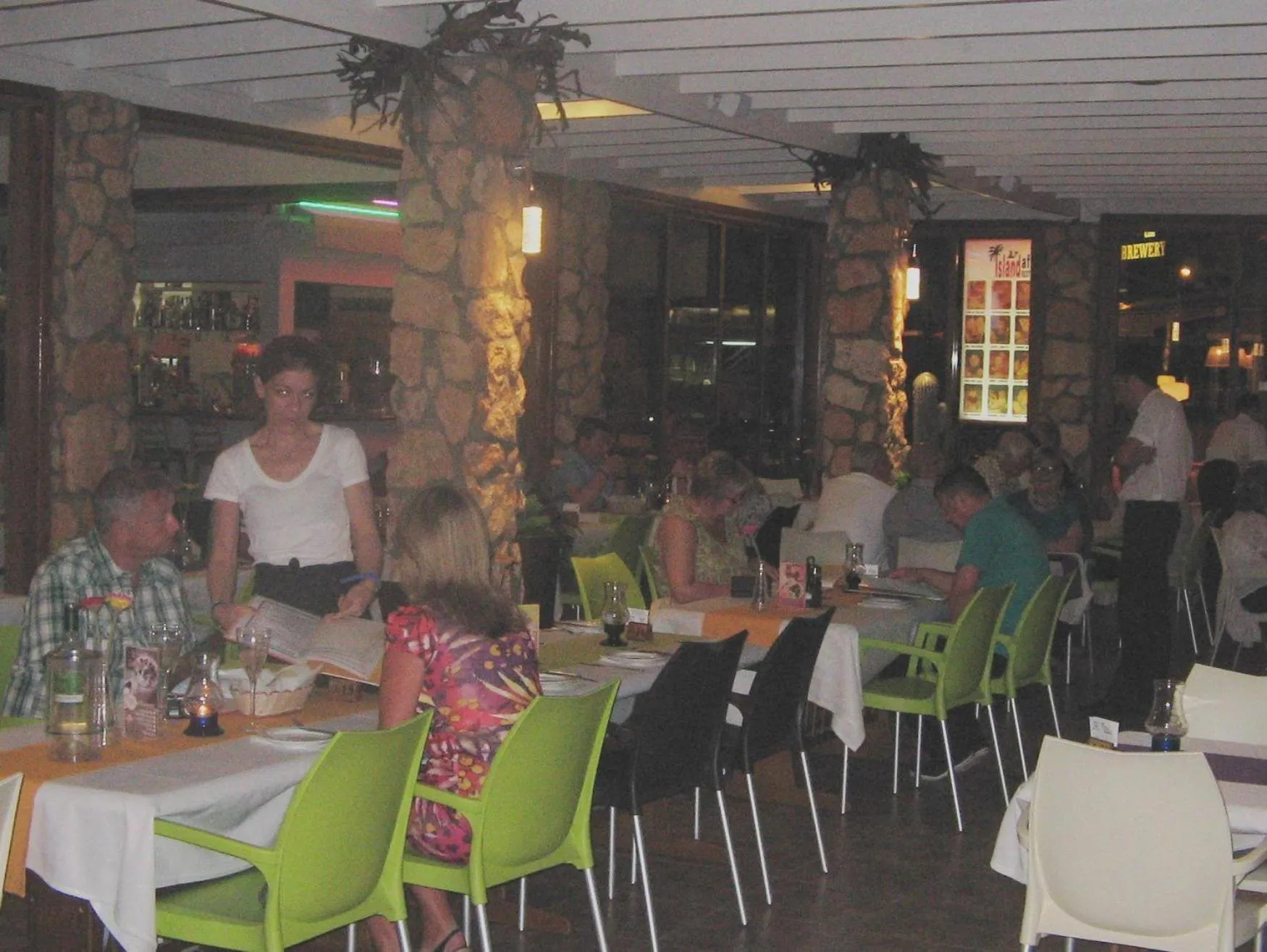 Restaurant/places to eat in Melini Hotel Suites